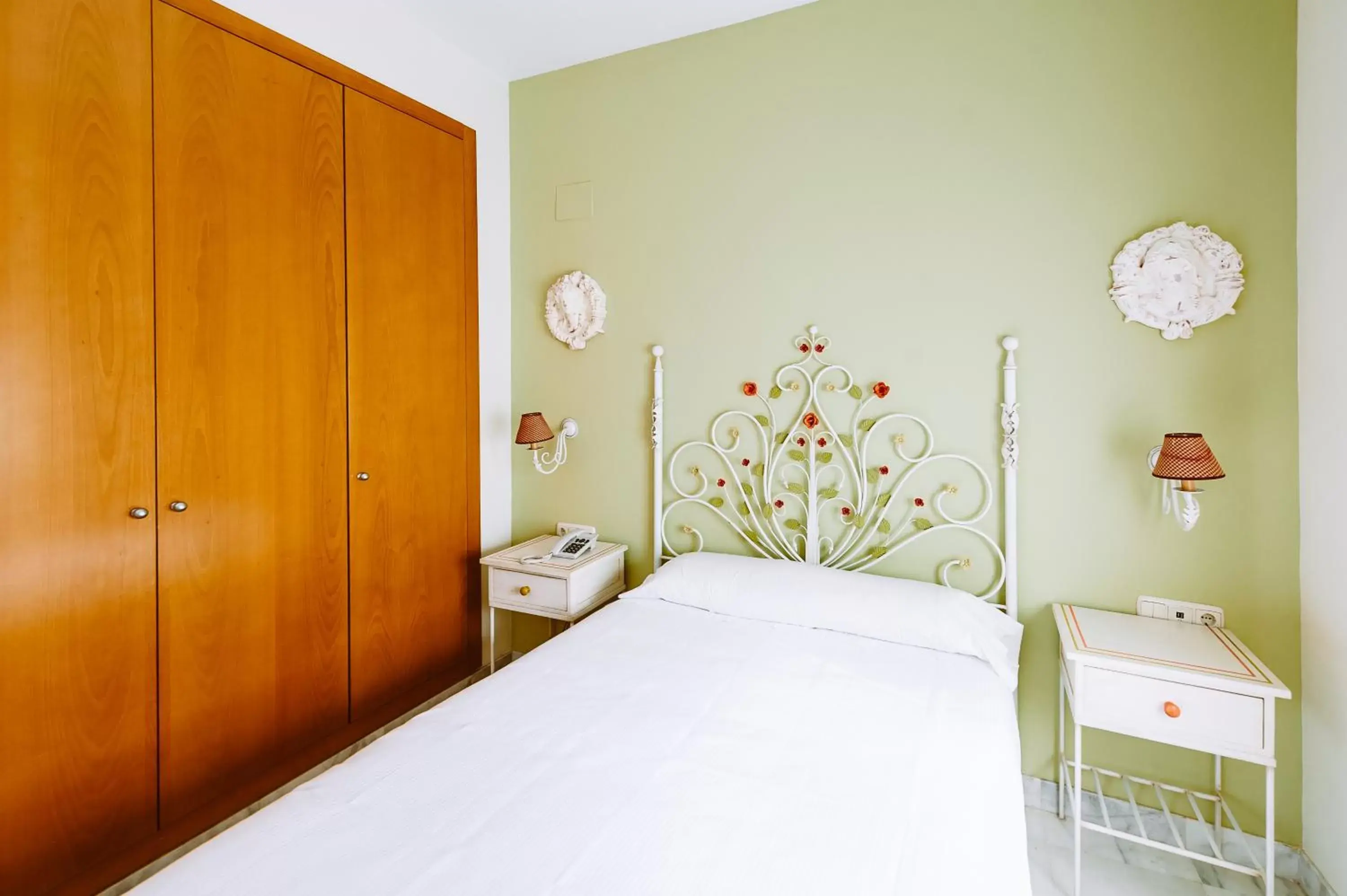 Photo of the whole room, Bed in Basic Hotel Doña Manuela