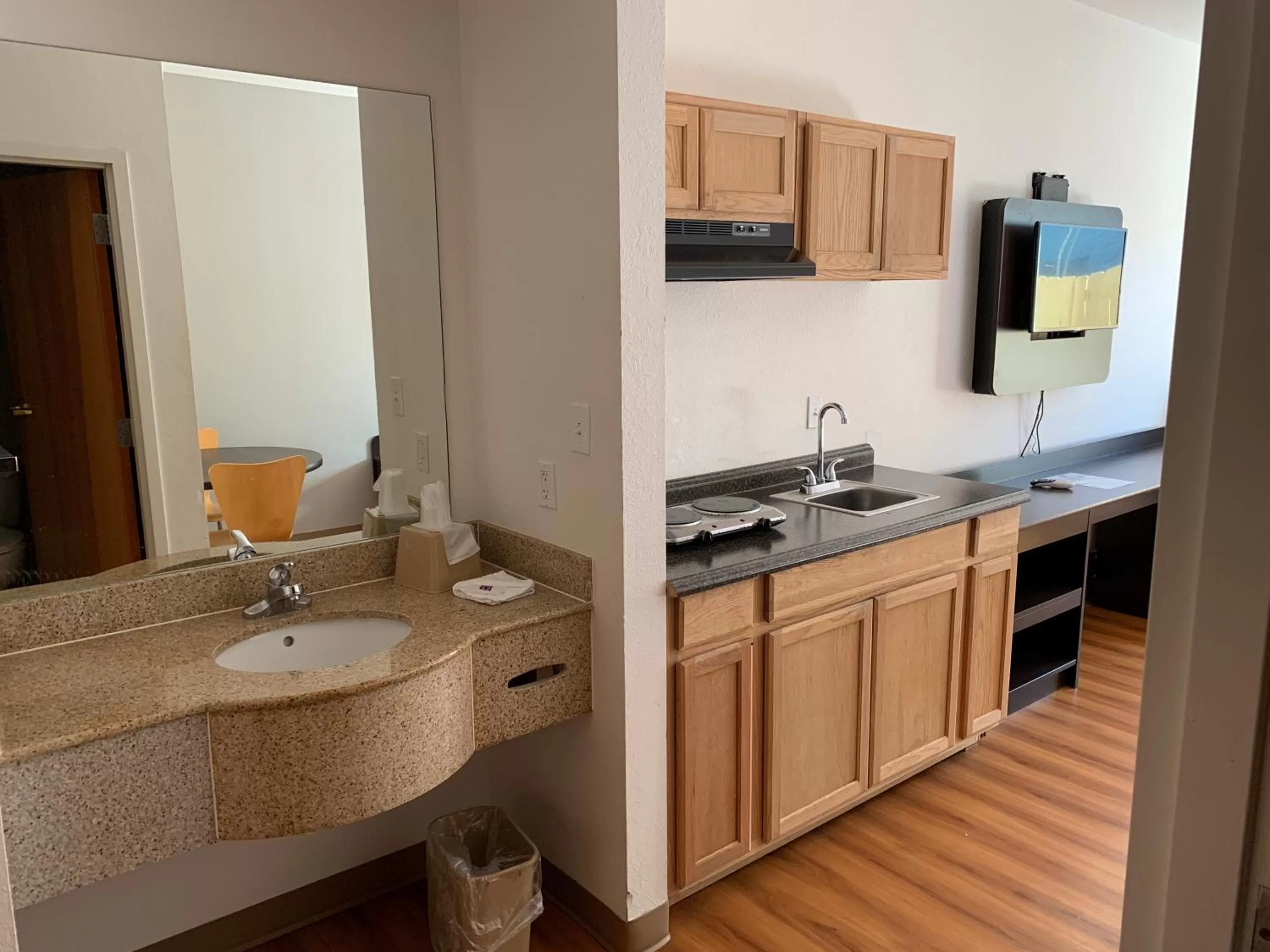 Deluxe King Suite - Smoking in Quality Inn & Suites Biloxi - Ocean Springs