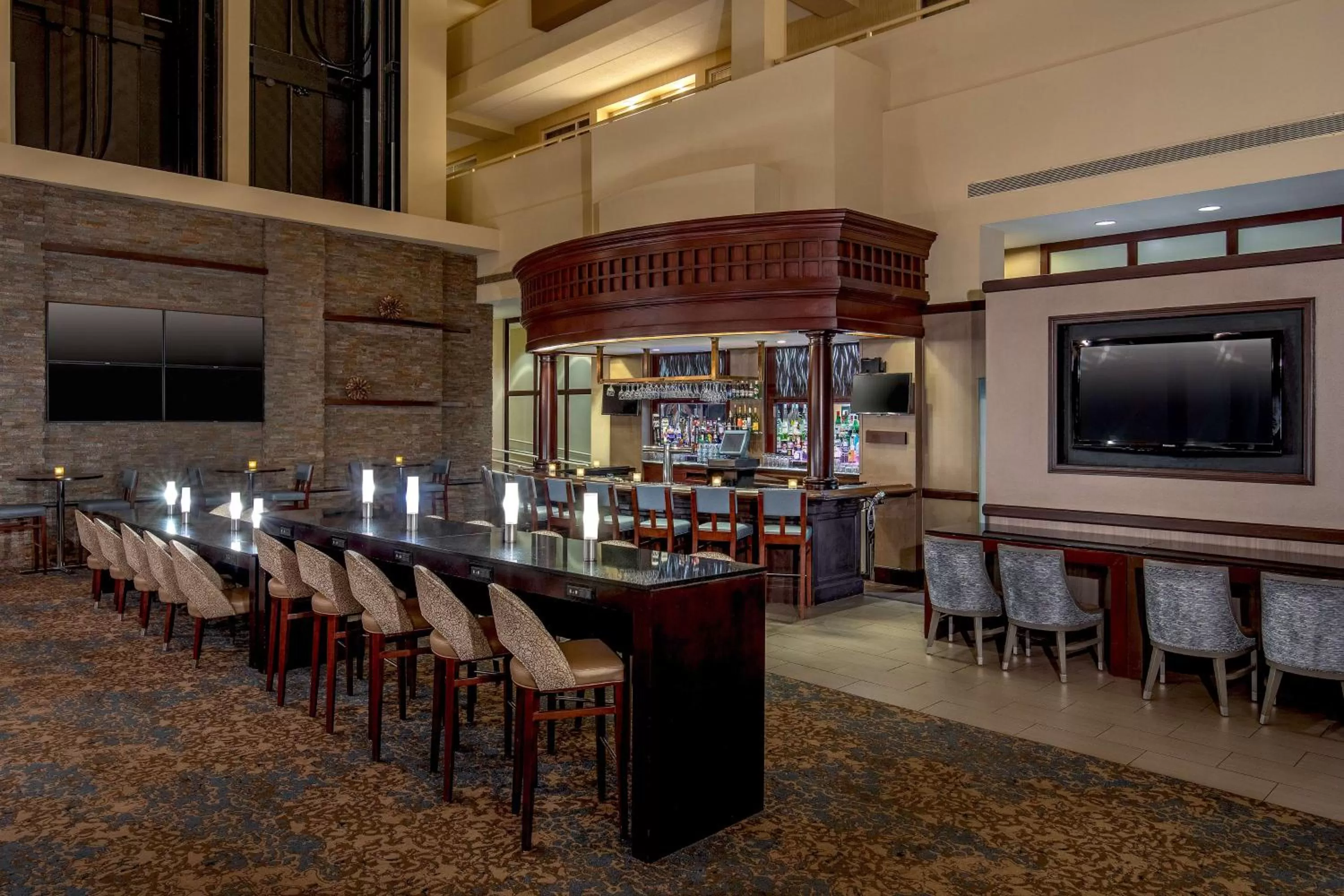 Lounge or bar in Embassy Suites by Hilton Boston Waltham