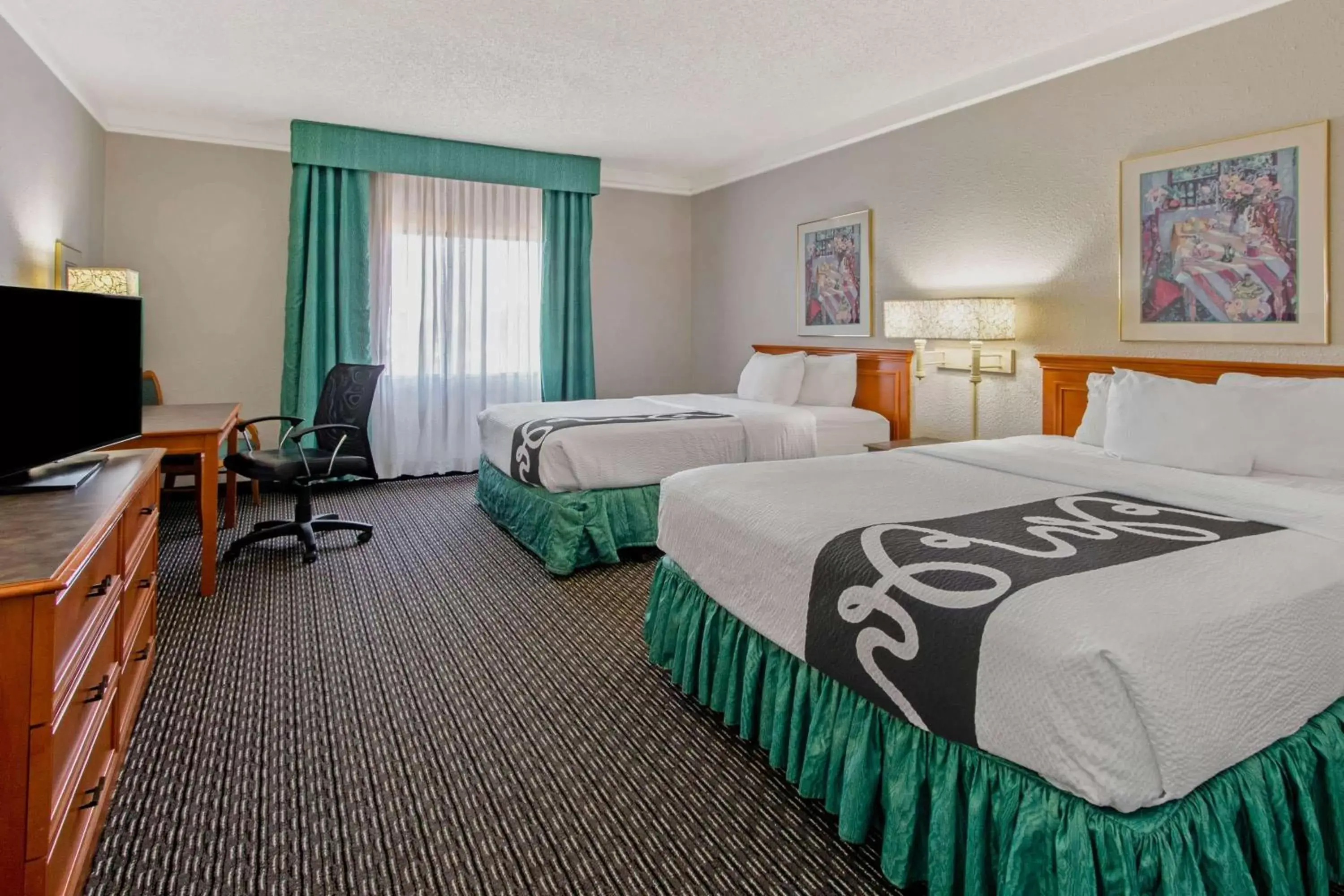 Photo of the whole room, Bed in La Quinta Inn by Wyndham Las Cruces Mesilla Valley