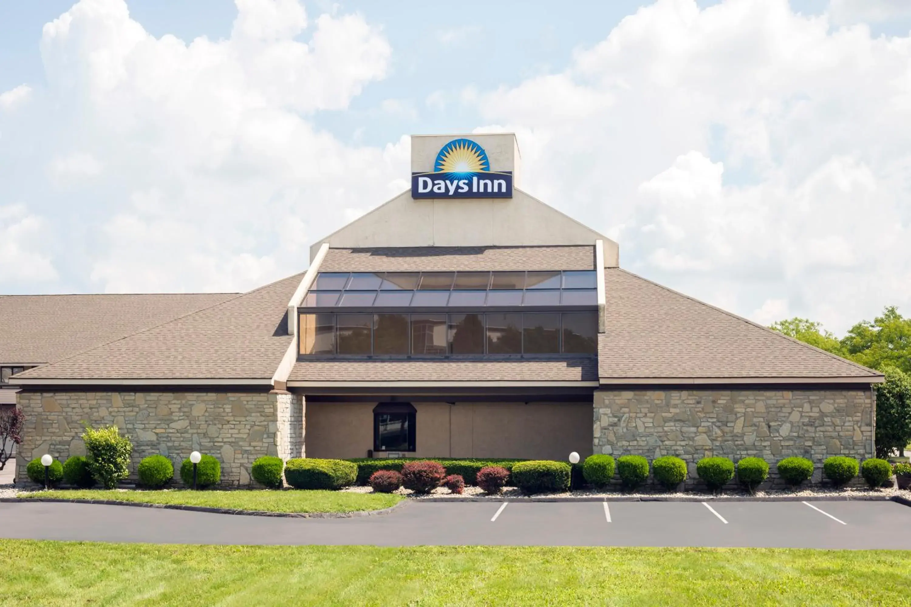 Property Building in Days Inn by Wyndham Maumee/Toledo