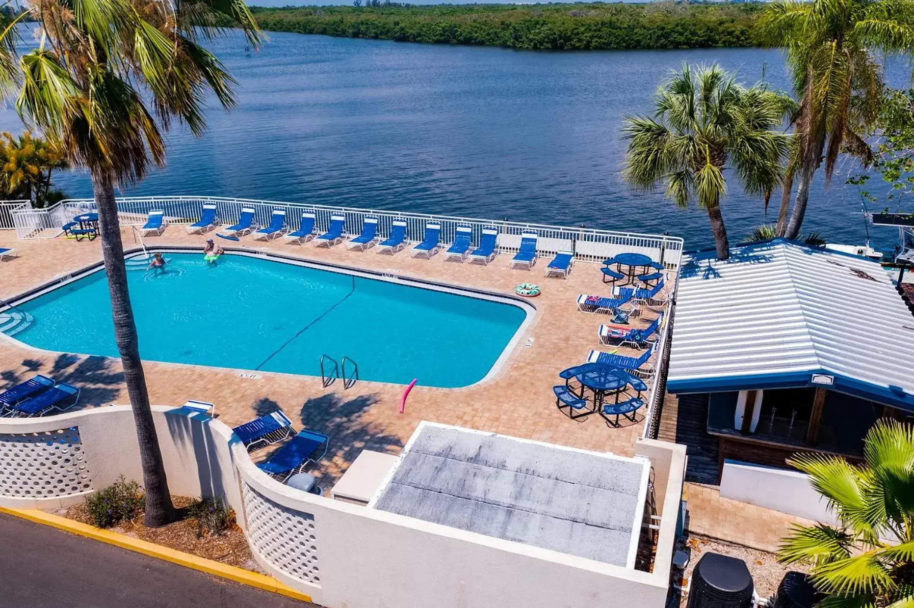 Property building, Pool View in DOLPHINS, BEACH step away, WIFI, FREE PARKING,POOLS, JACUZZI