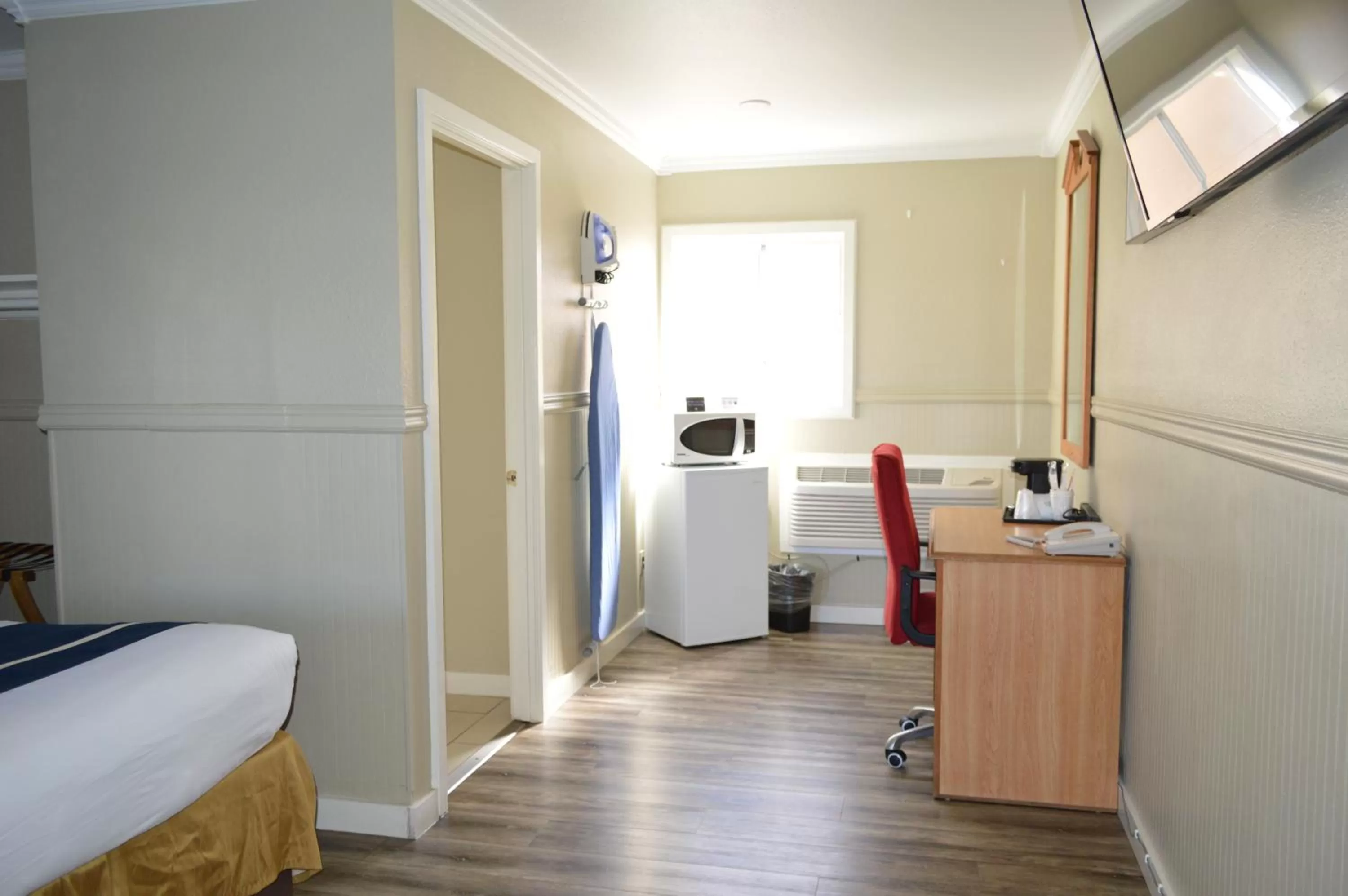 hair dresser, Kitchen/Kitchenette in Omeo Suites Glass Beach