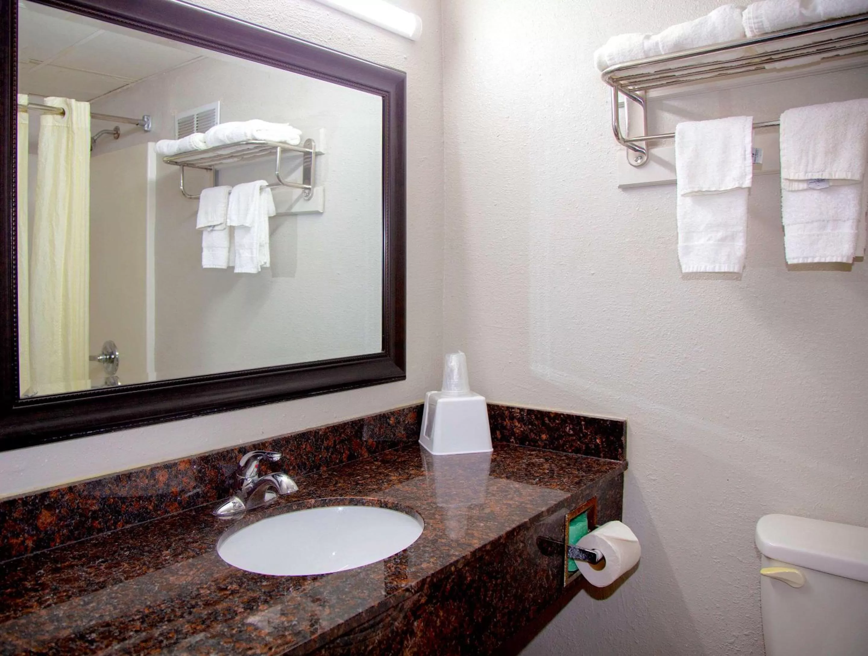 Bedroom in Econo Lodge Ardmore