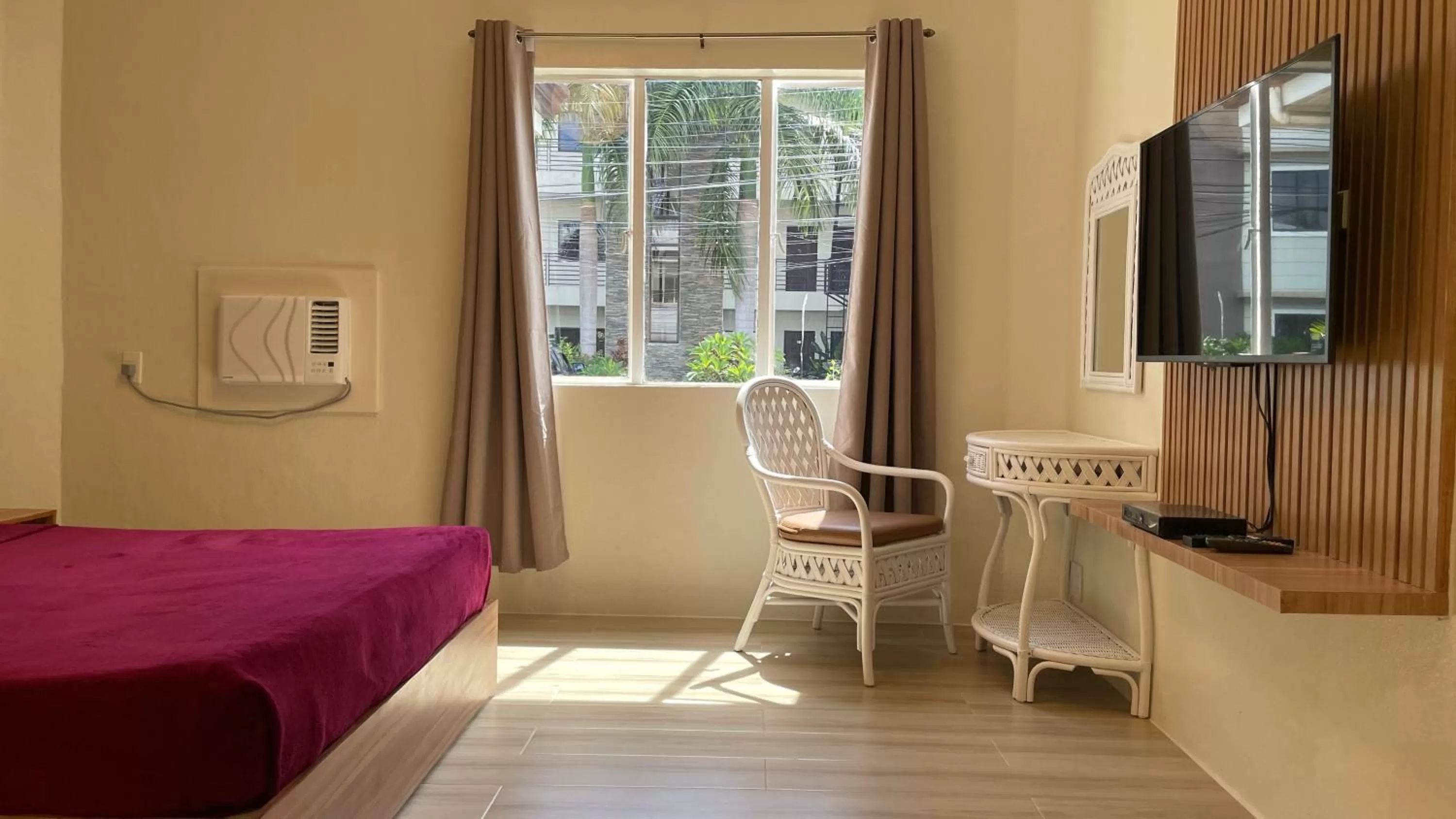 Photo of the whole room, Bed in Red Knight Gardens