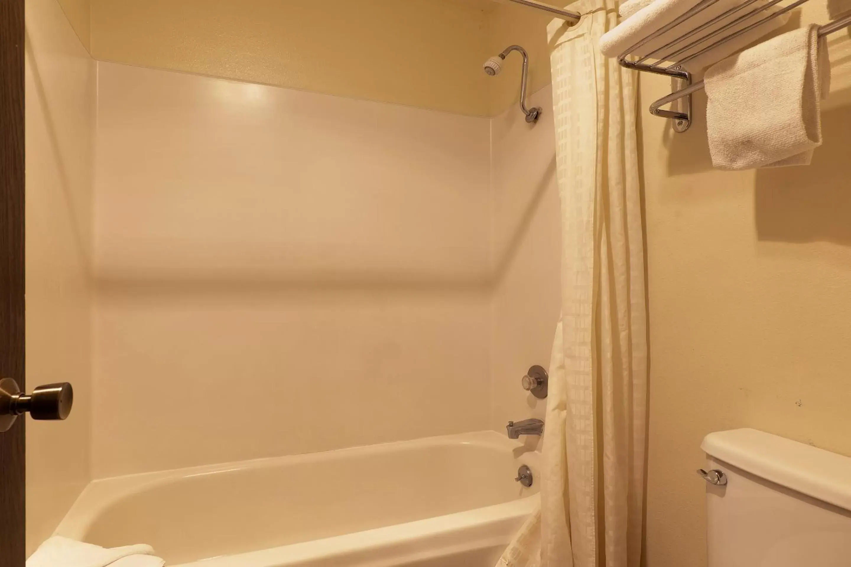 Shower, Bathroom in OYO Hotel Chehalis I-5 South