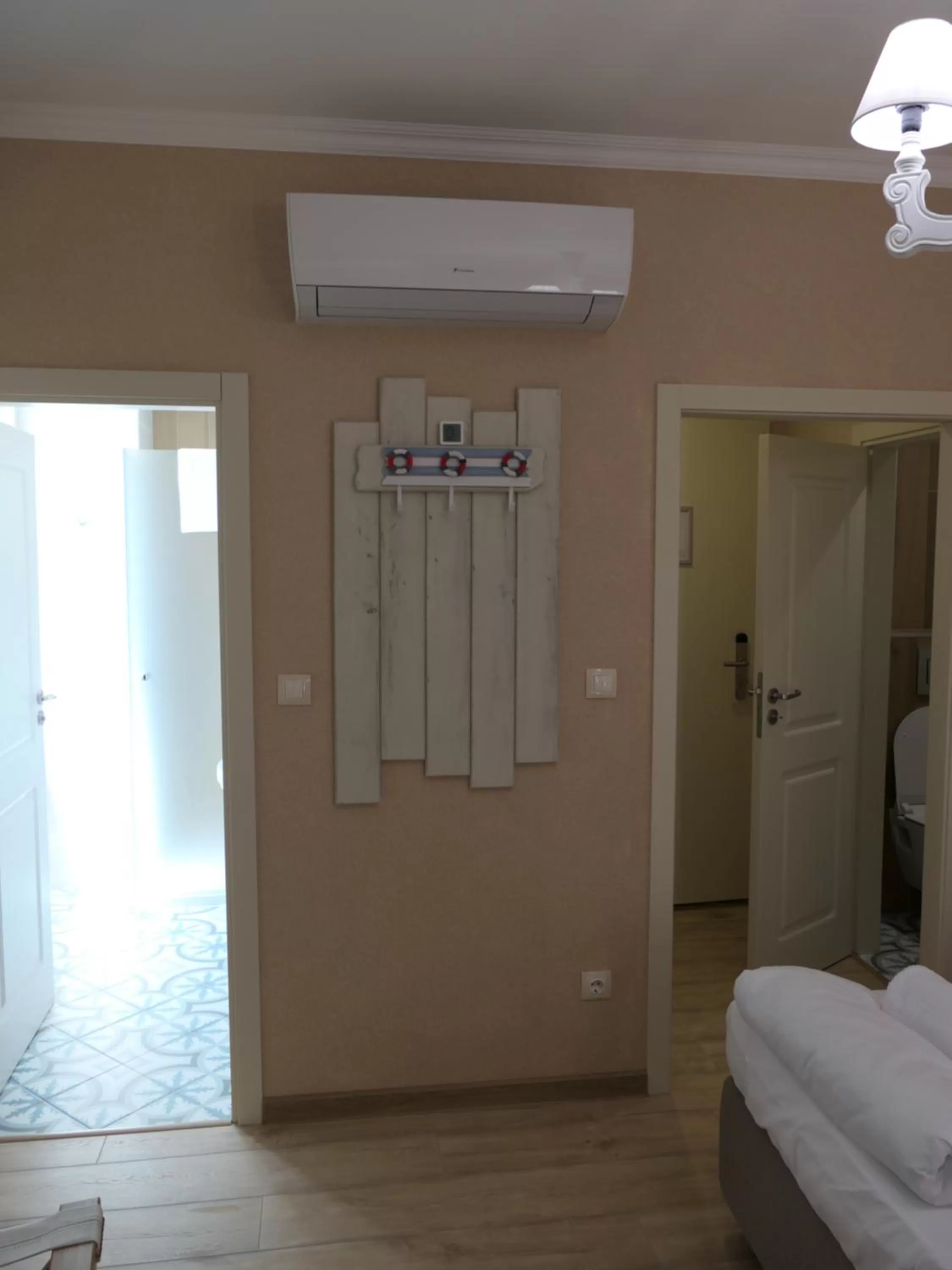 Bathroom, Bed in Hotel MEDITERRANEO