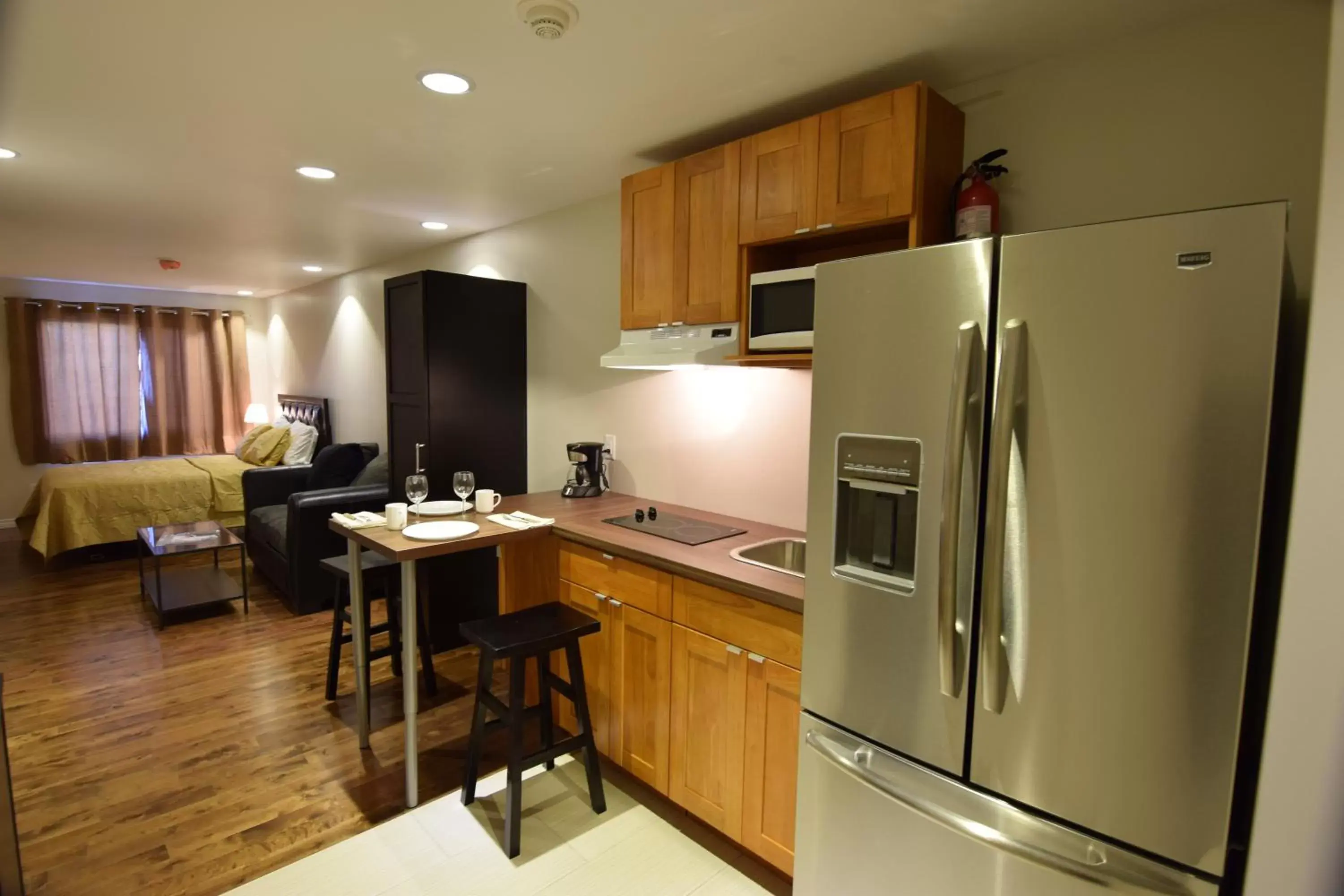 Kitchen or kitchenette, Kitchen/Kitchenette in The Lion Inn & Suites