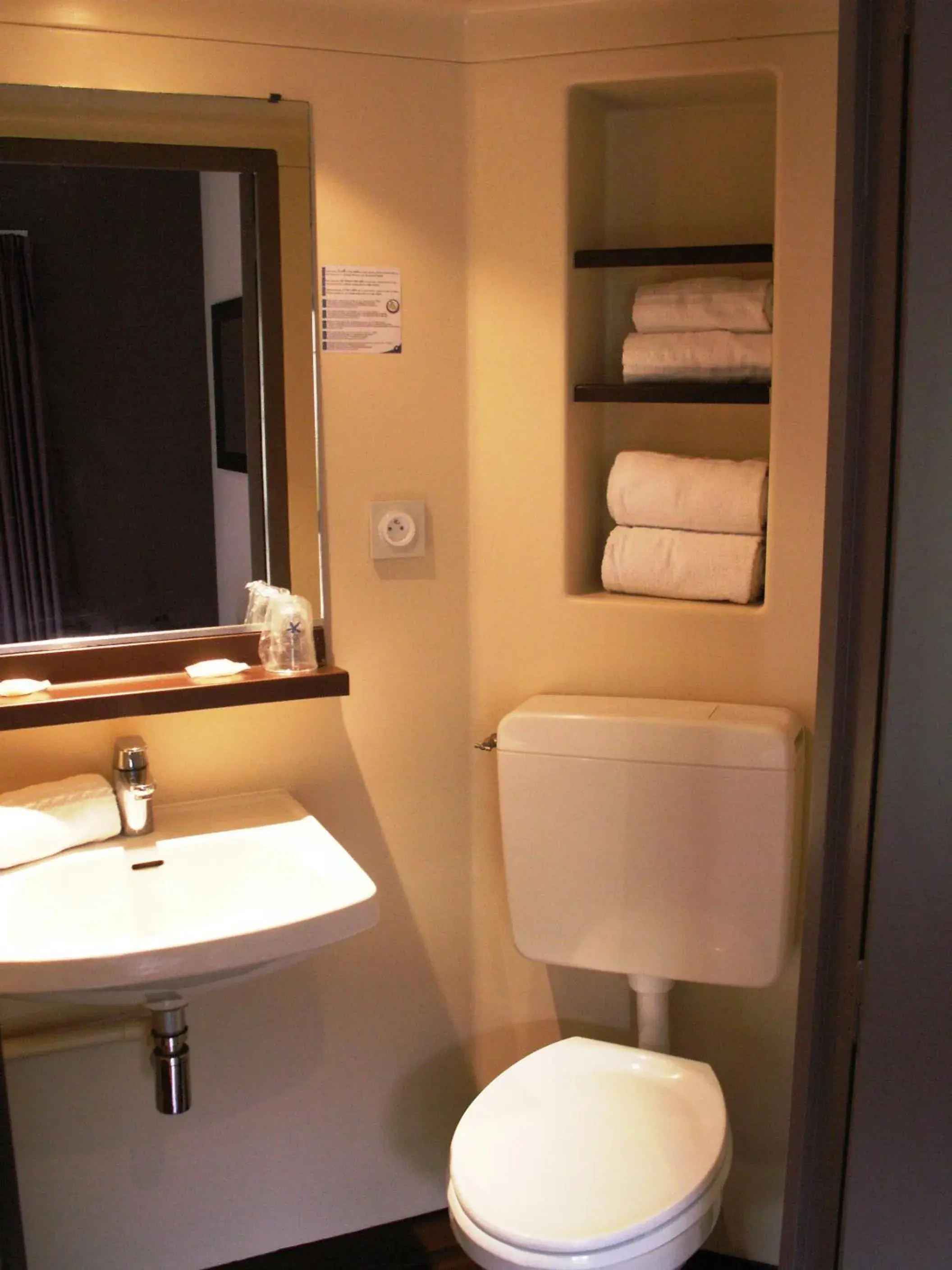 Toilet, Bathroom in Hôtel CAP VERT en Aveyron
