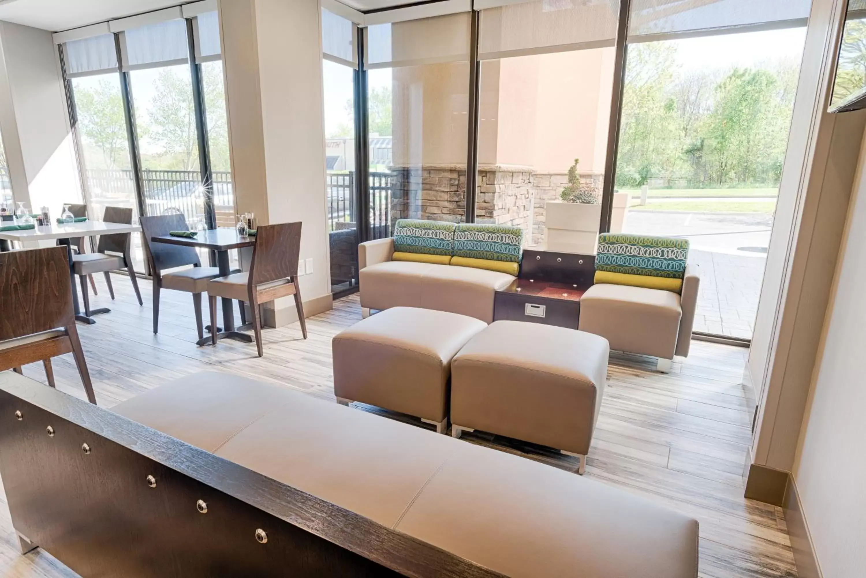 Property building, Lounge/Bar in Holiday Inn Knoxville N - Merchant Drive, an IHG Hotel