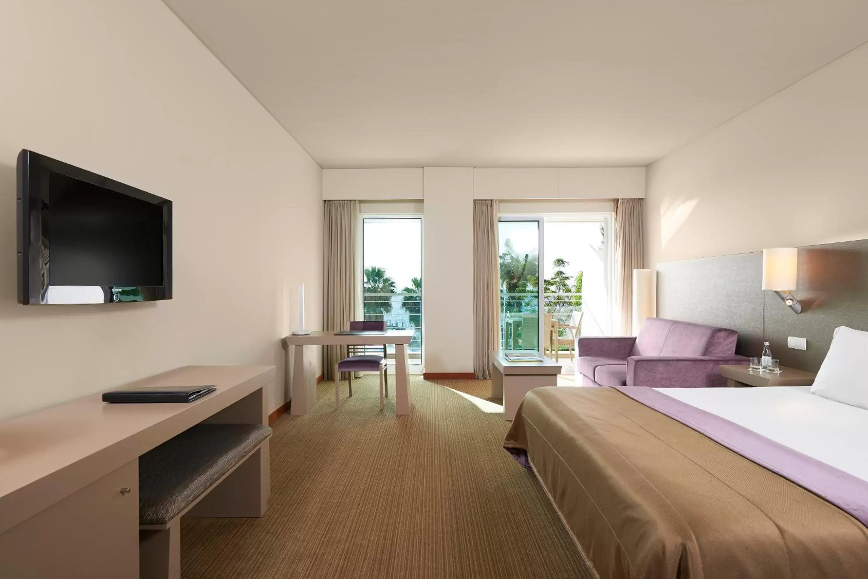 Bedroom, TV/Entertainment Center in Melia Madeira Mare