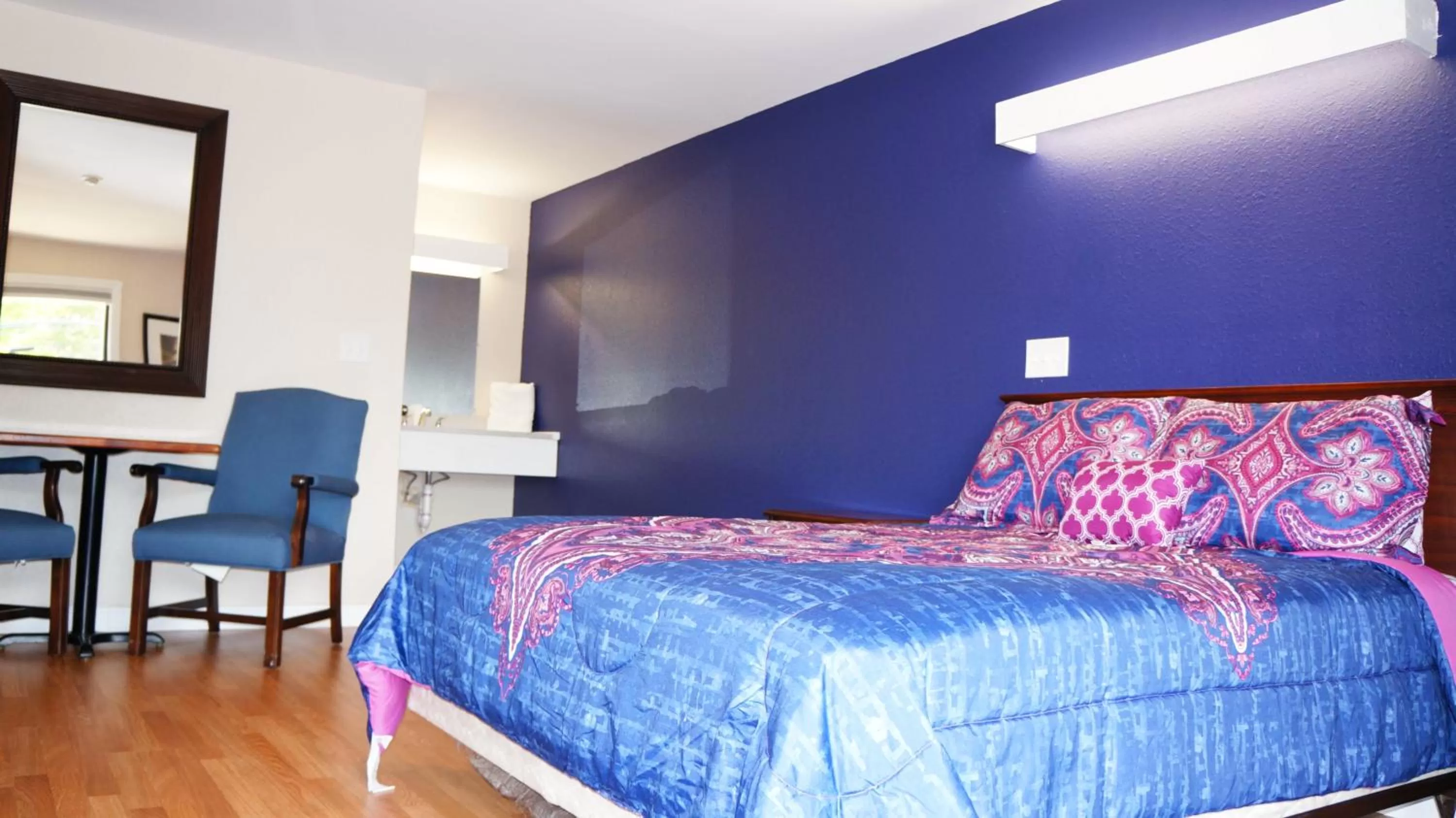 Photo of the whole room, Bed in Classic Motor Lodge Providence - West Greenwich