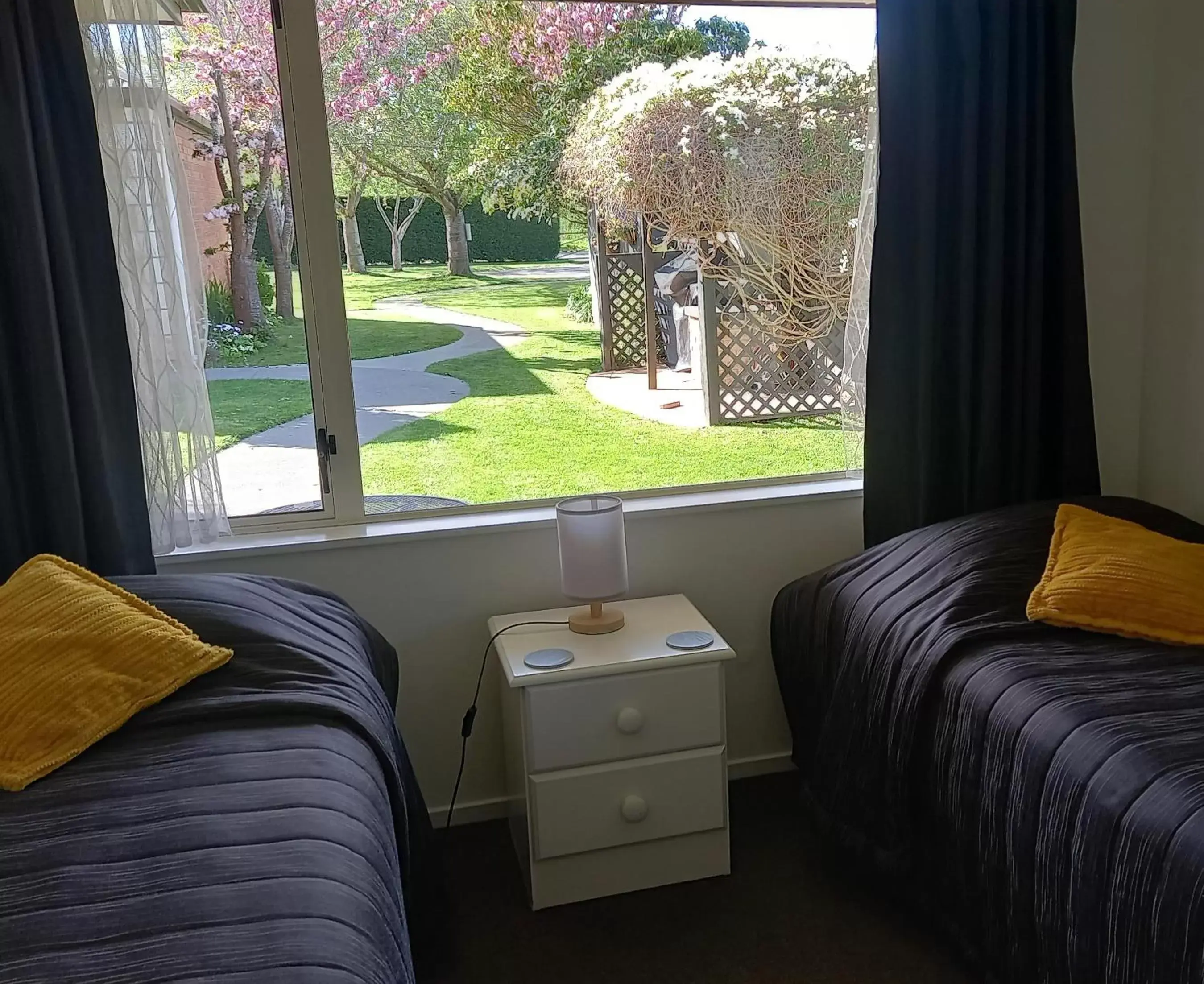 Bedroom, Seating Area in Northwood Motor Lodge