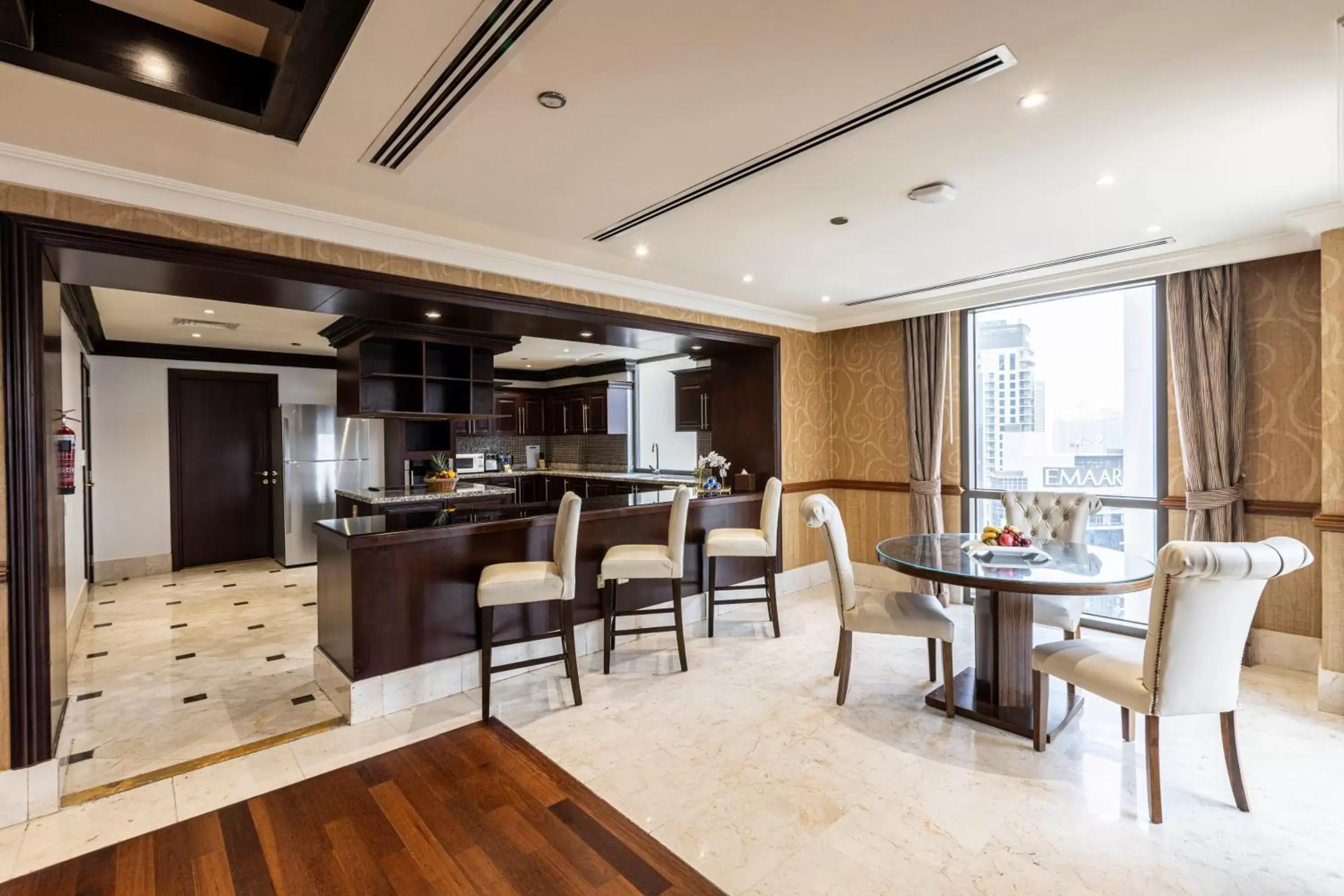 Dining area, Lounge/Bar in Roda Amwaj Suites Jumeirah Beach Residence