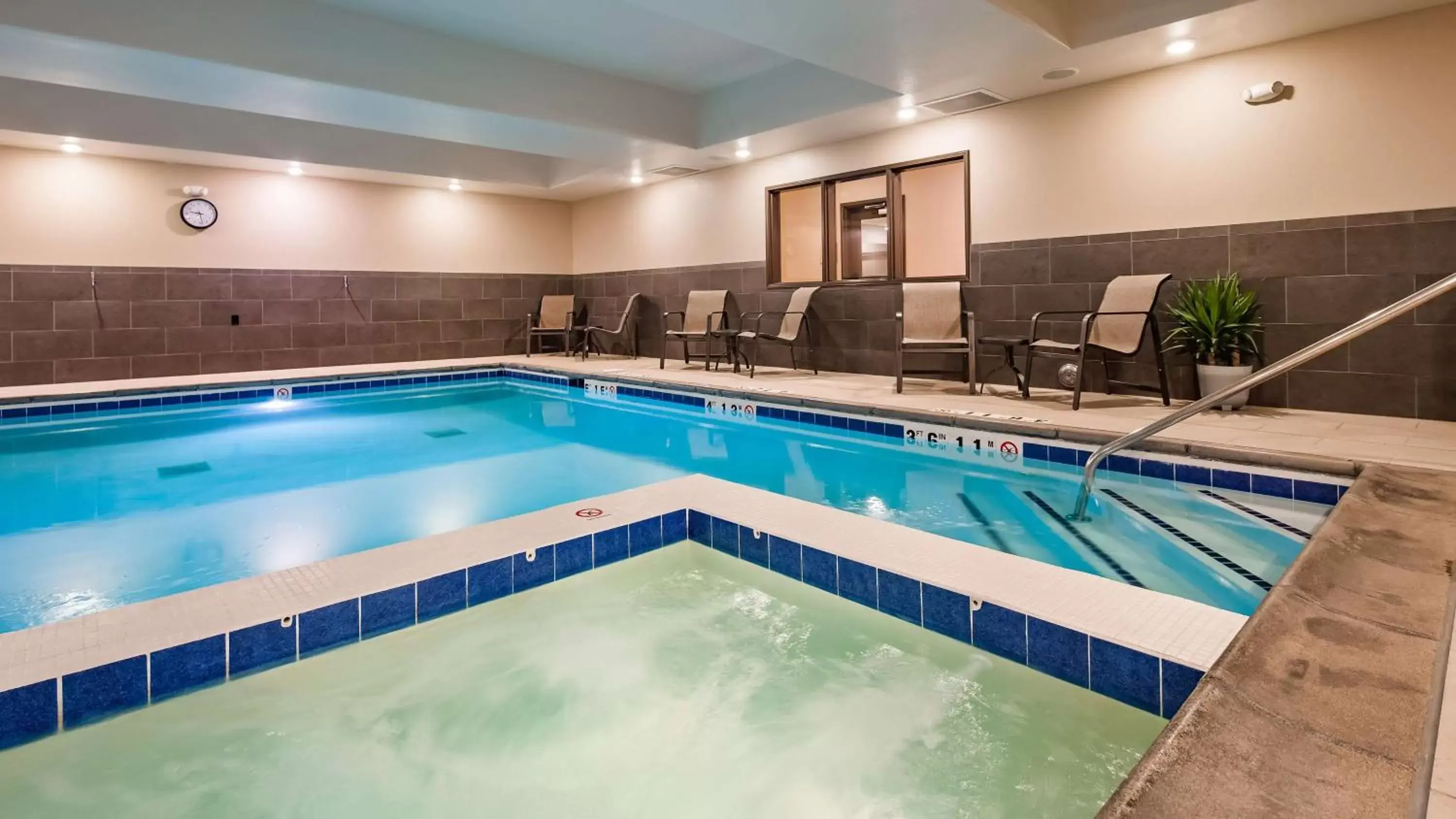 Pool view in Best Western Plus Overland Inn Pool view in Best Western Plus Overland Inn