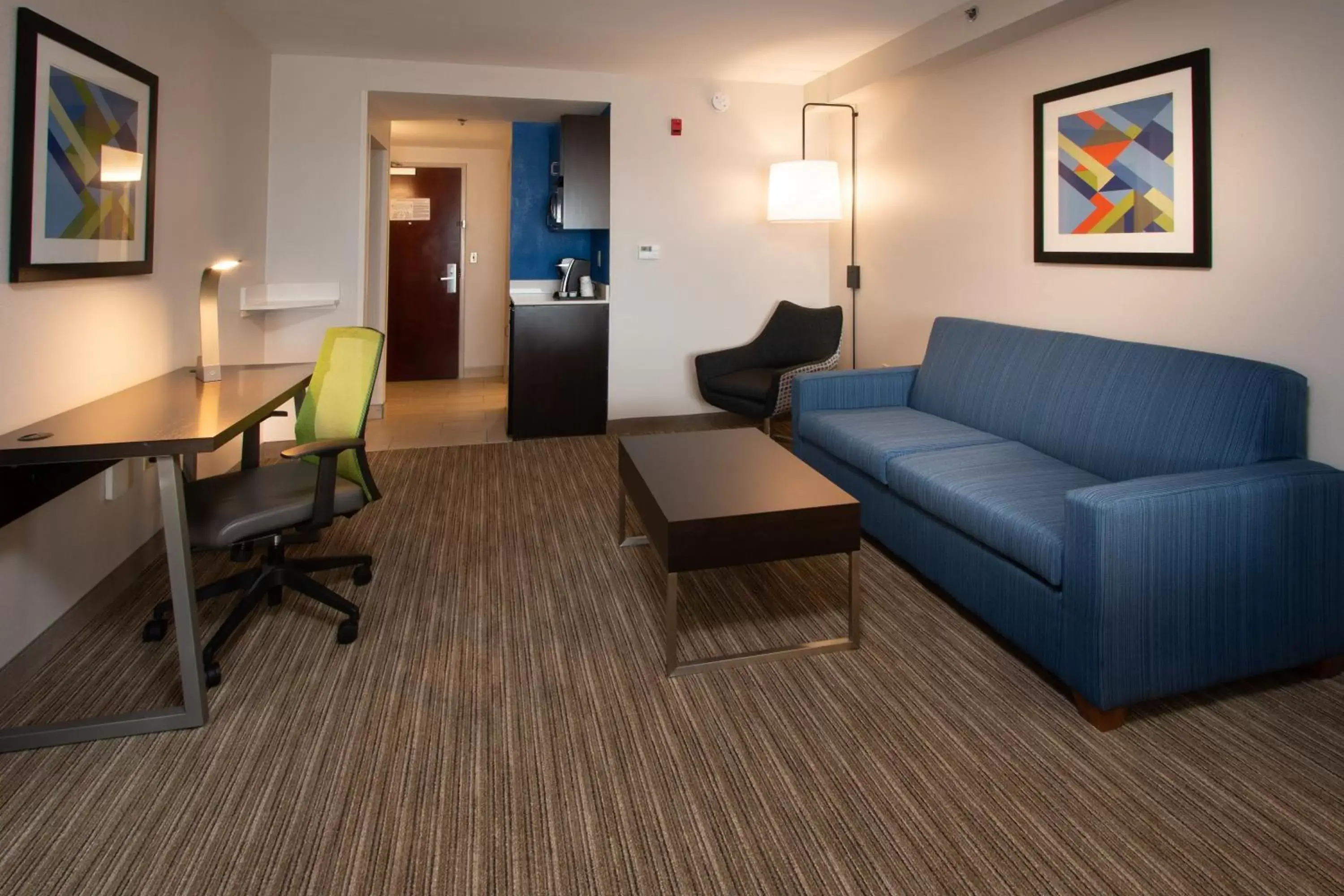 Photo of the whole room, Seating Area in Holiday Inn Express & Suites Tupelo, an IHG Hotel