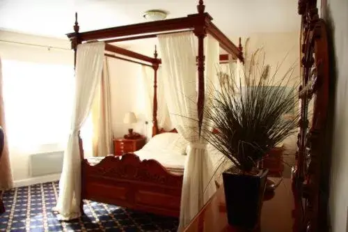 Bedroom, Bed in Drummond Hotel
