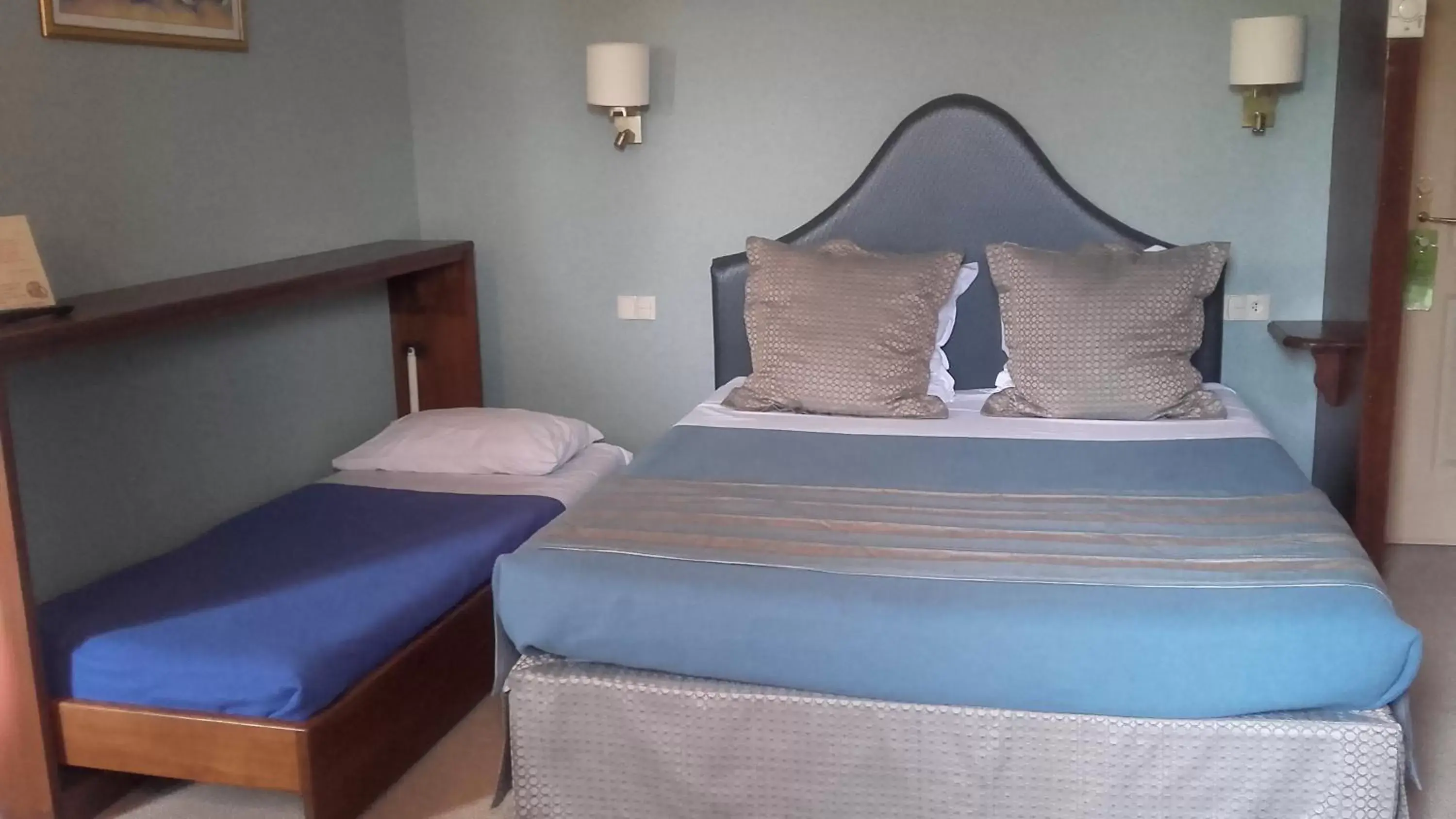 Property building, Bed in Cit'Hotel Sphinx - Hotel