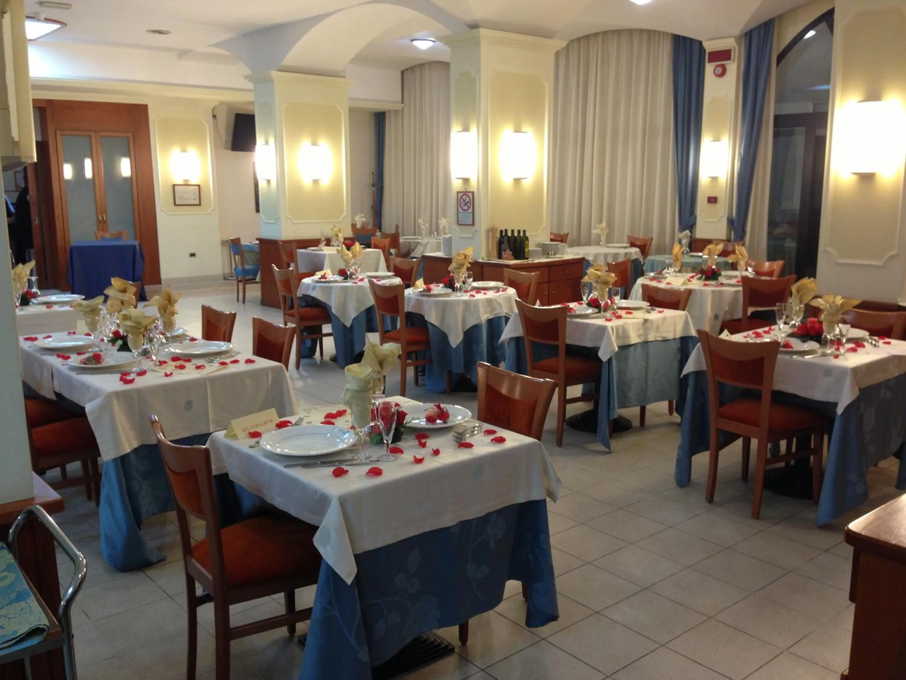 Restaurant/places to eat in Hotel Niagara