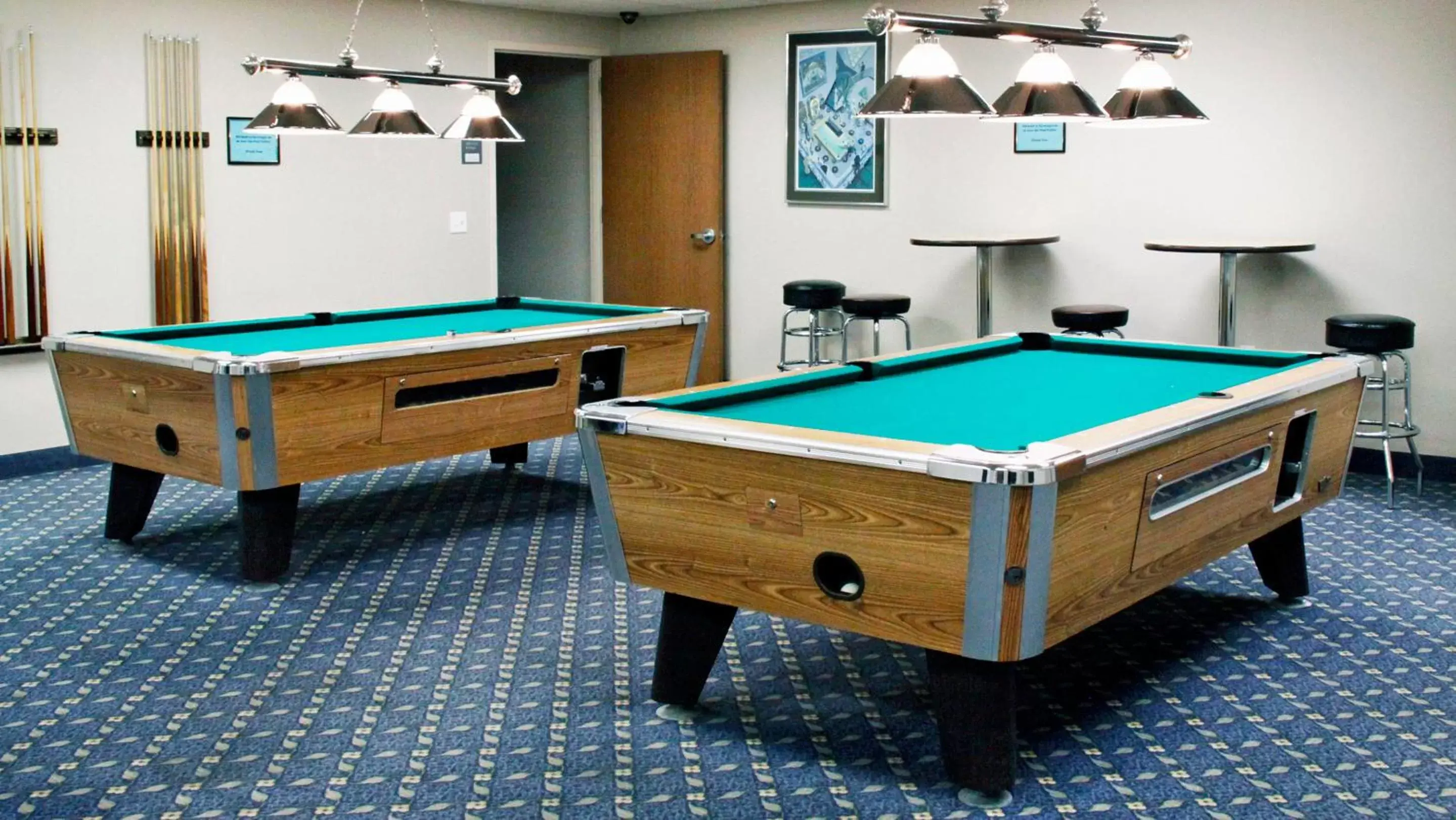 Communal lounge/ TV room, Billiards in Baymont by Wyndham Des Moines Airport