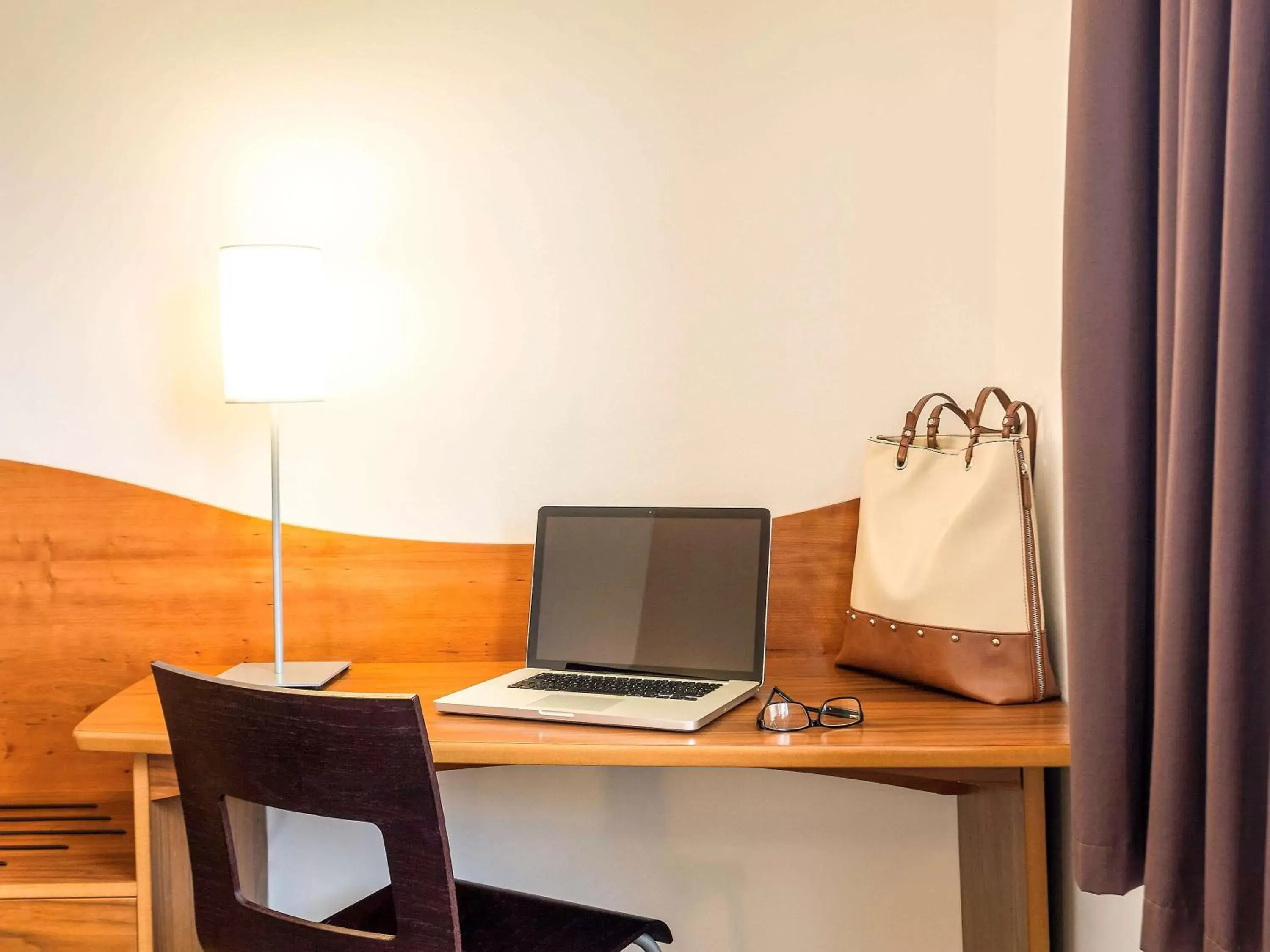 Photo of the whole room, TV/Entertainment Center in ibis Hotel Northampton Centre