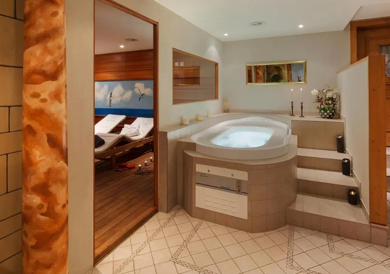 Hot Tub, Bathroom in Hotel Albatros
