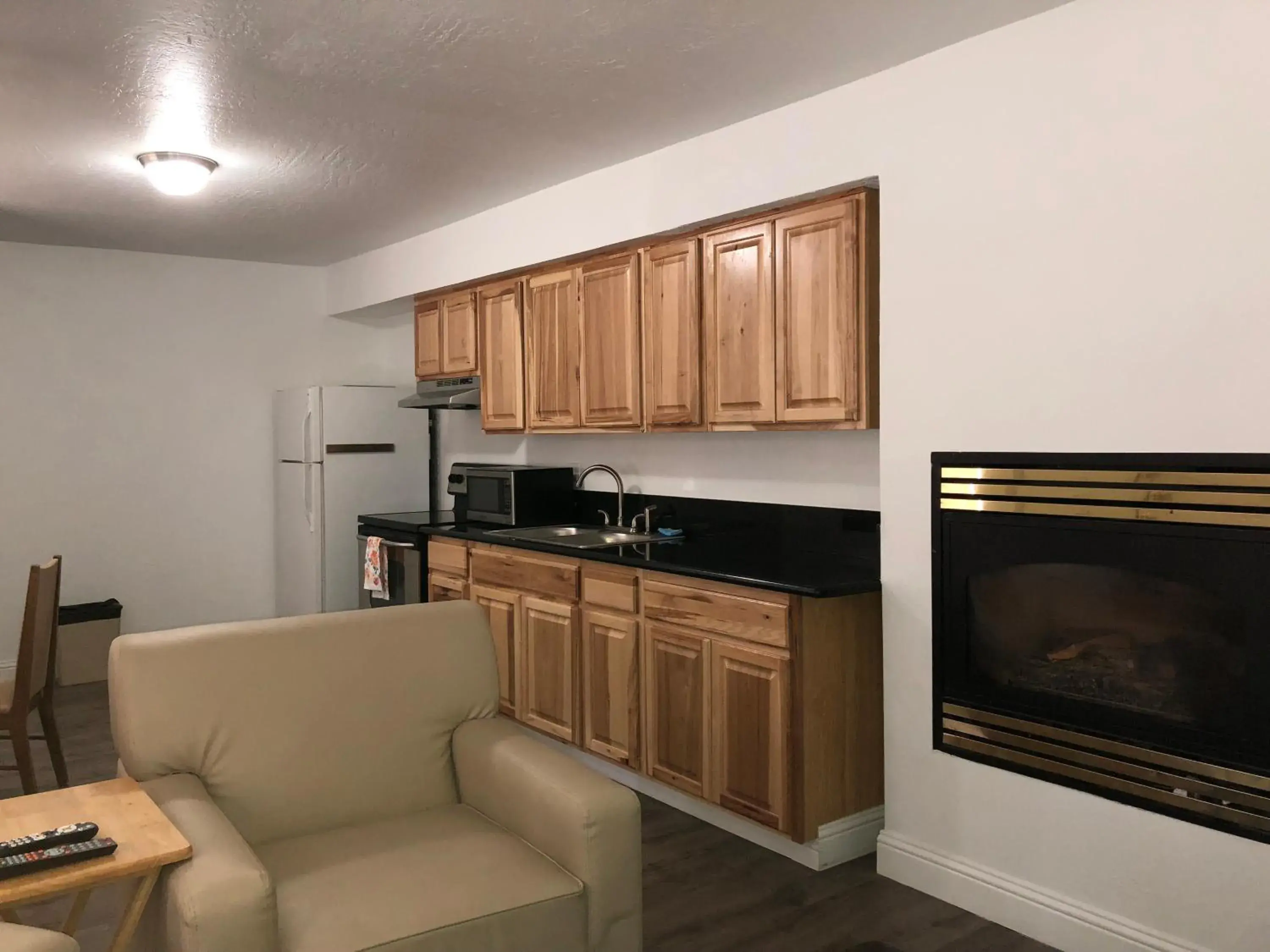 Kitchen or kitchenette, Kitchen/Kitchenette in Cedar Inn & Suites