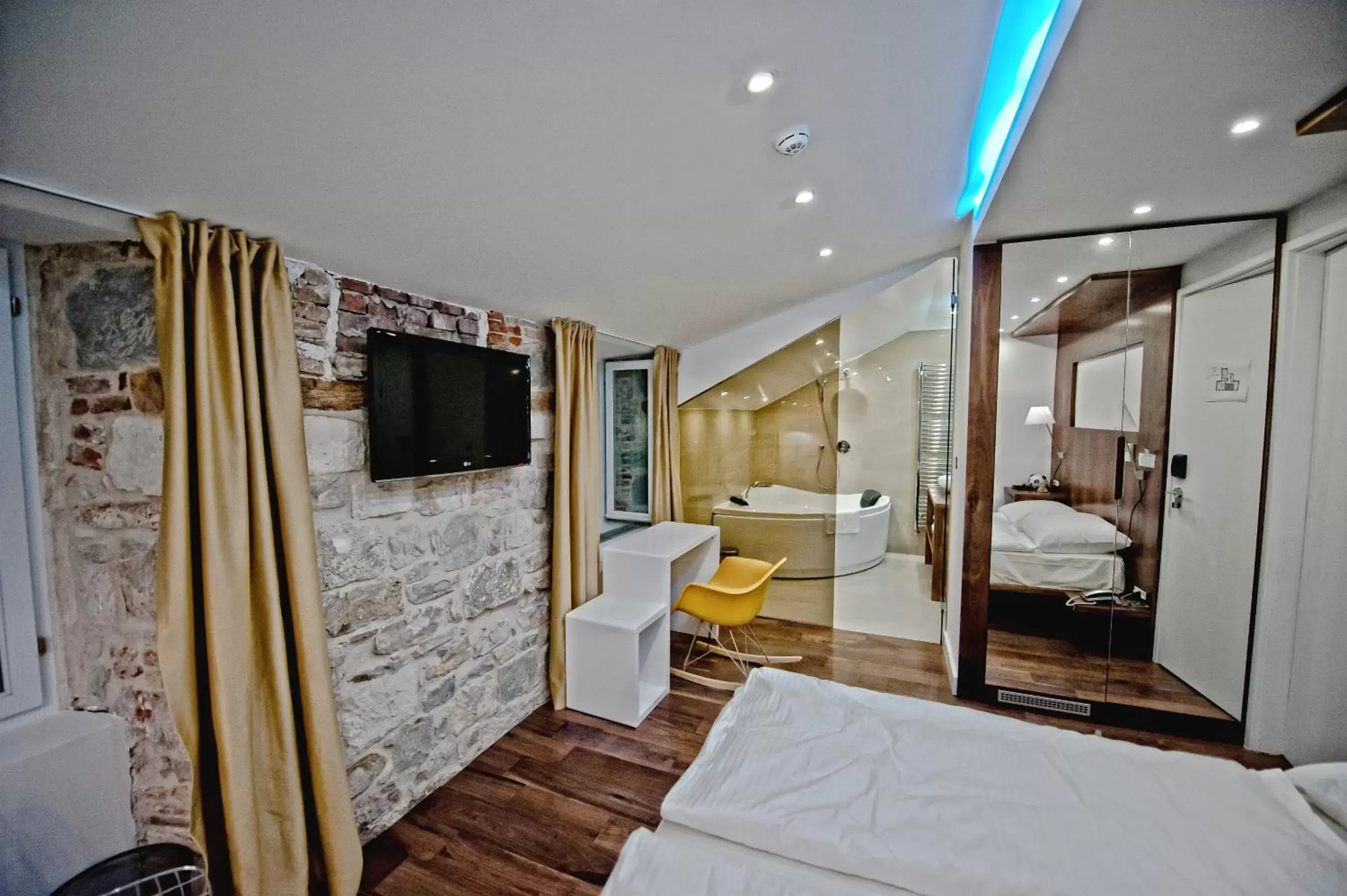 Bed in Jupiter Luxury Hotel