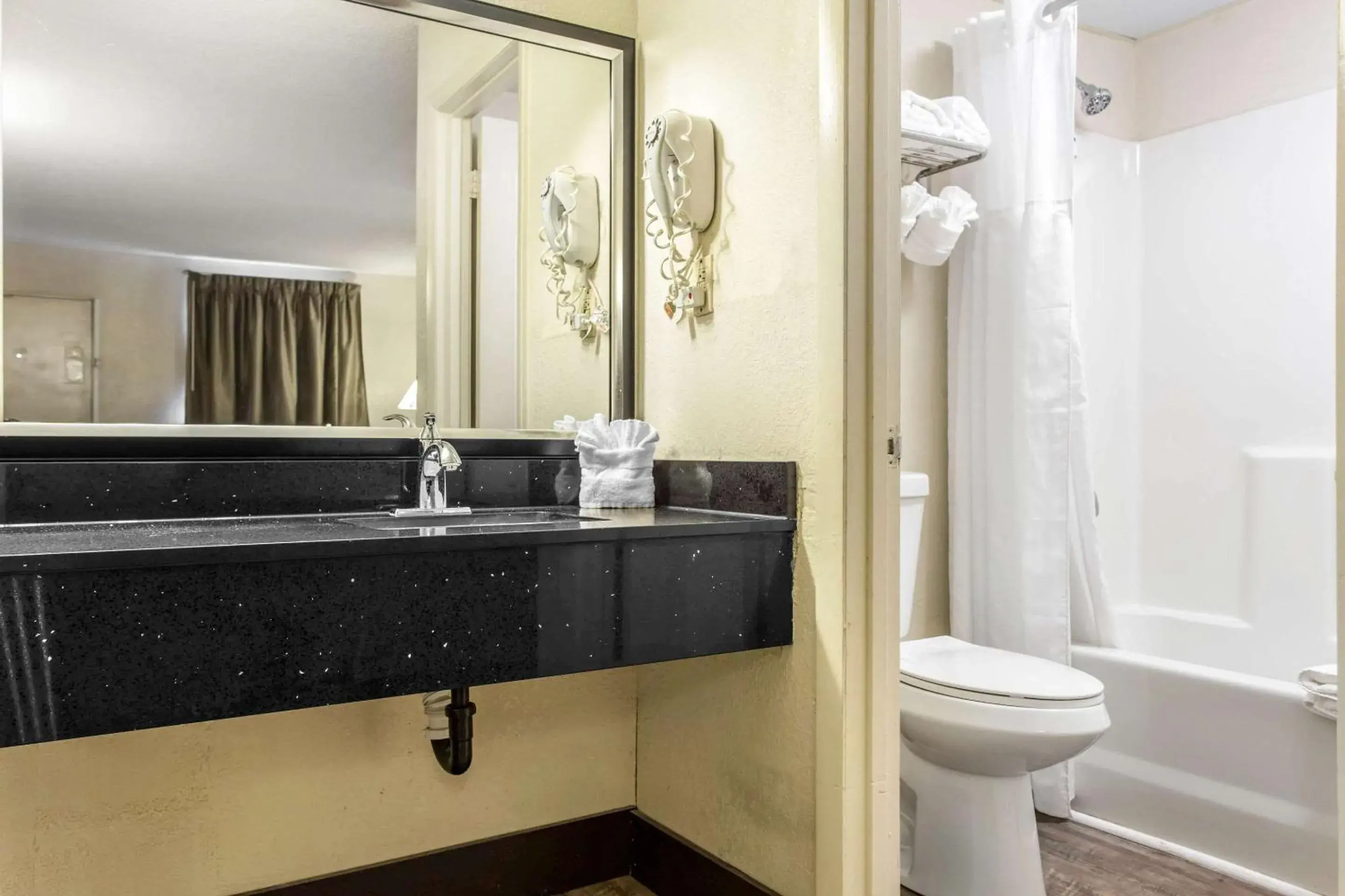 Bathroom in Quality Inn Goose Creek - Charleston