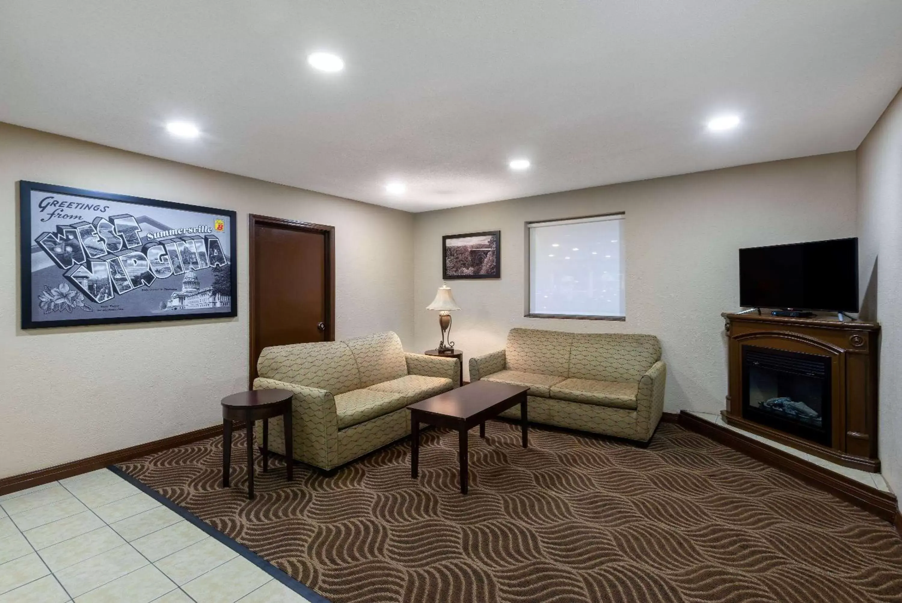 Lobby or reception, TV/Entertainment Center in Super 8 by Wyndham Summersville