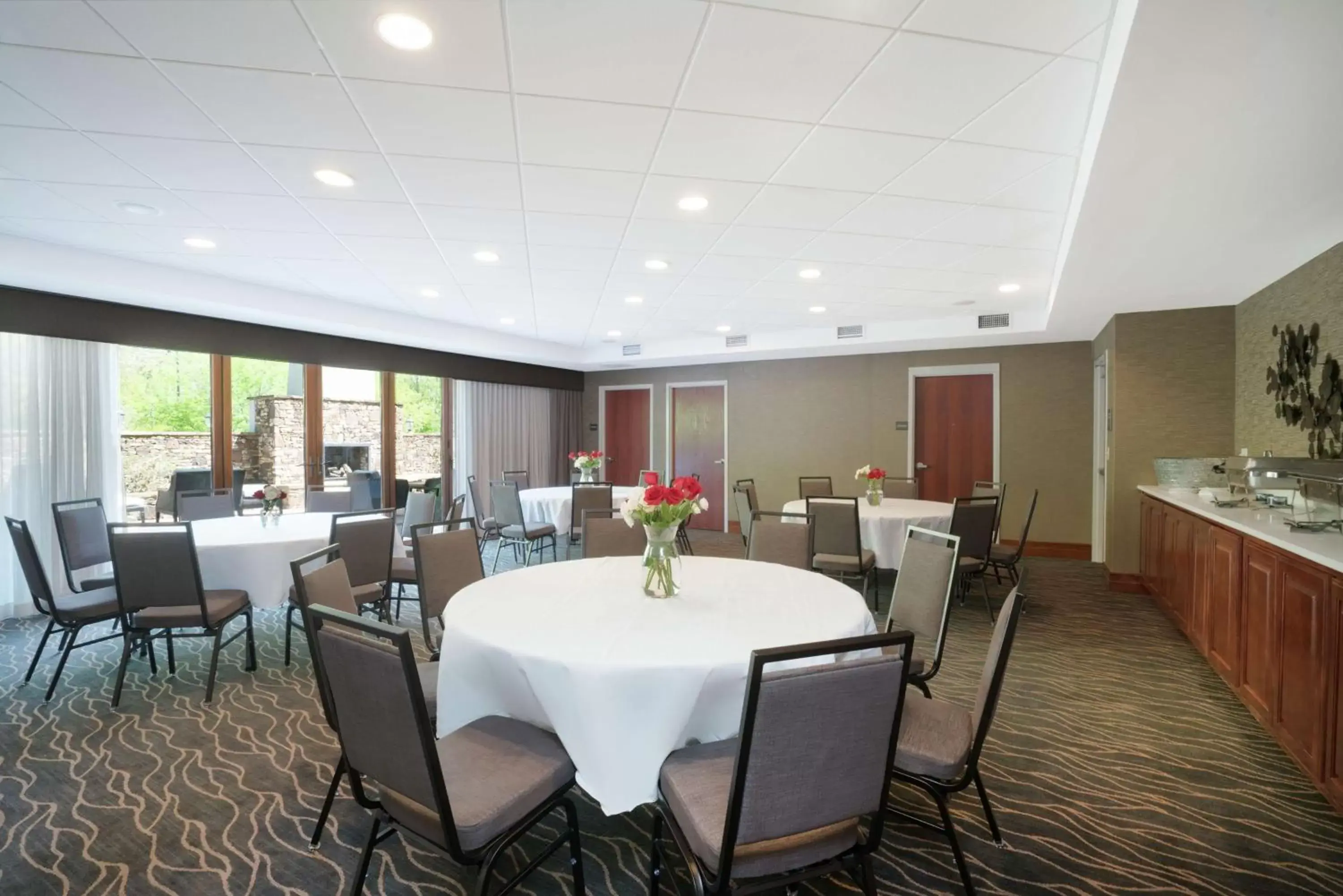 Meeting/conference room, Restaurant/Places to Eat in Hampton Inn Huntsville-Madison