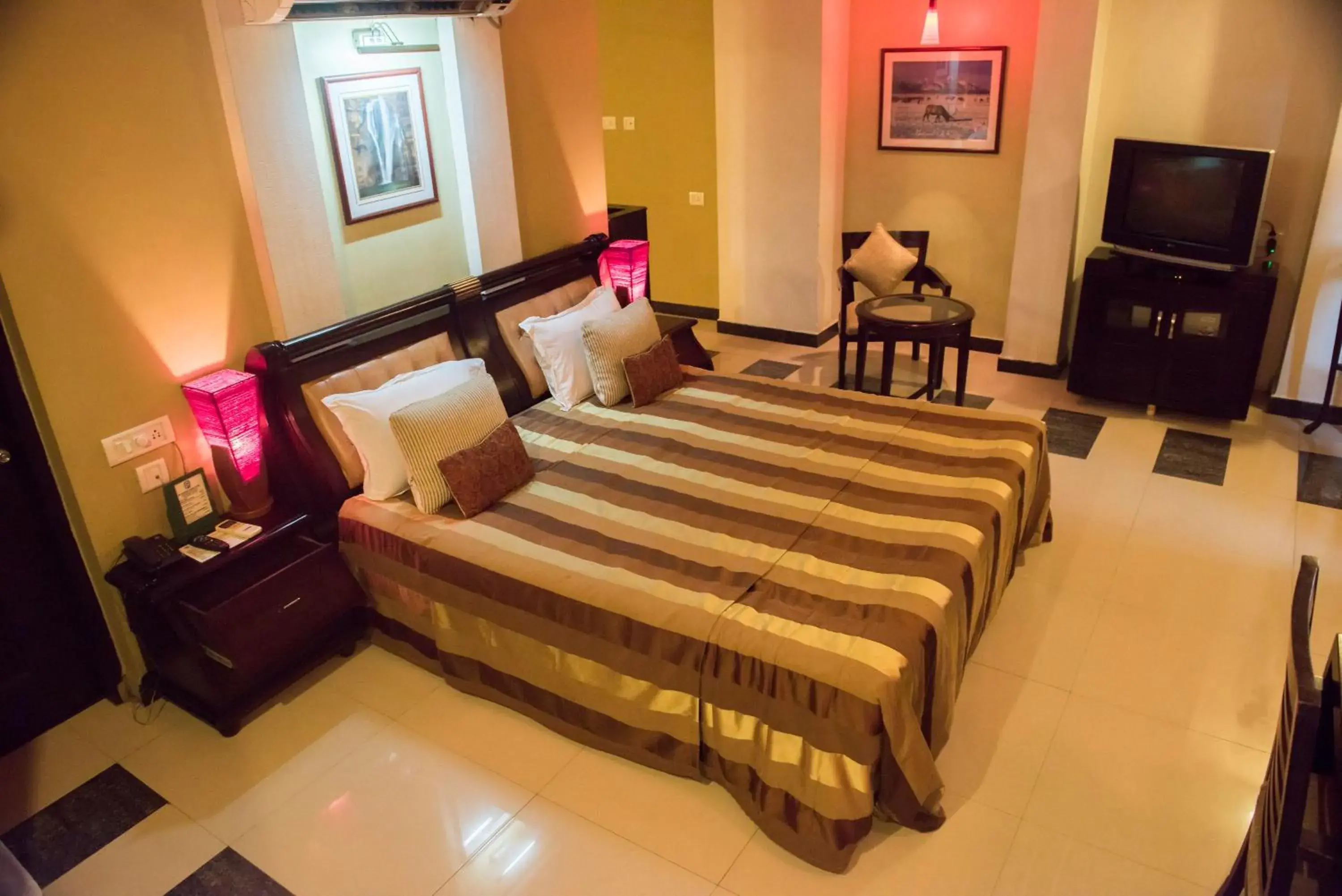 Living room, Bed in Hotel Pushpak