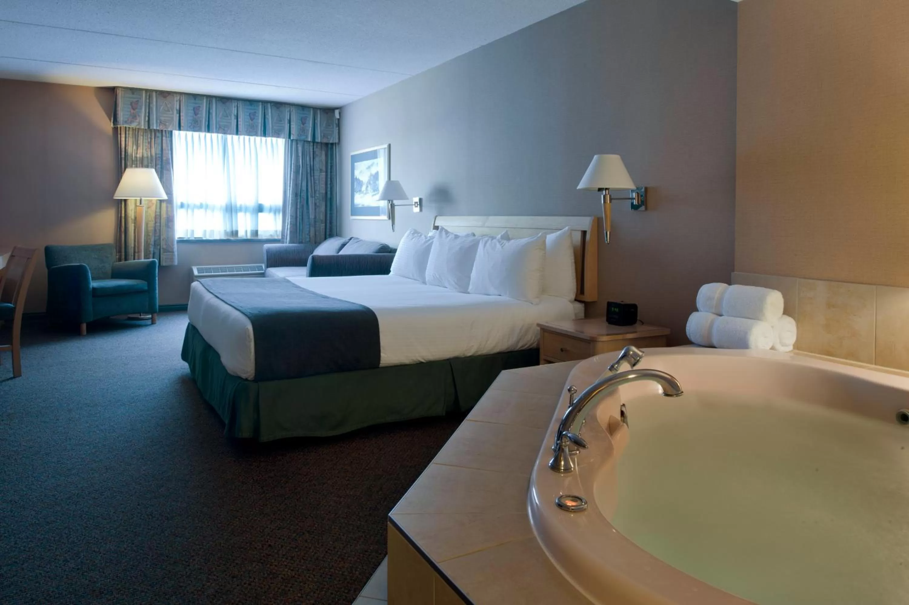 Shower, Bed in Ramada Plaza by Wyndham Prince George
