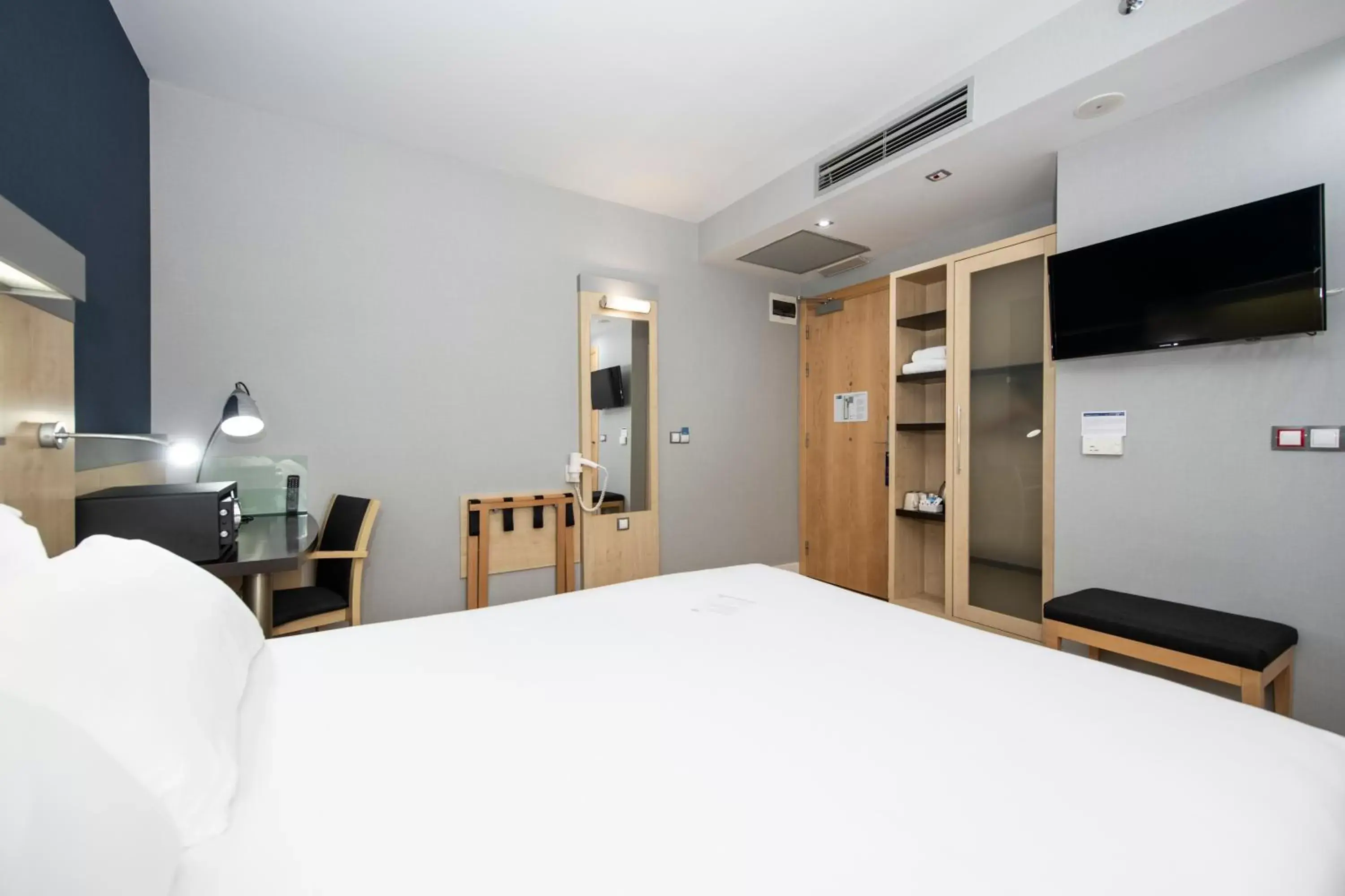 Facility for disabled guests, Bed in Holiday Inn Express Barcelona City 22@, an IHG Hotel