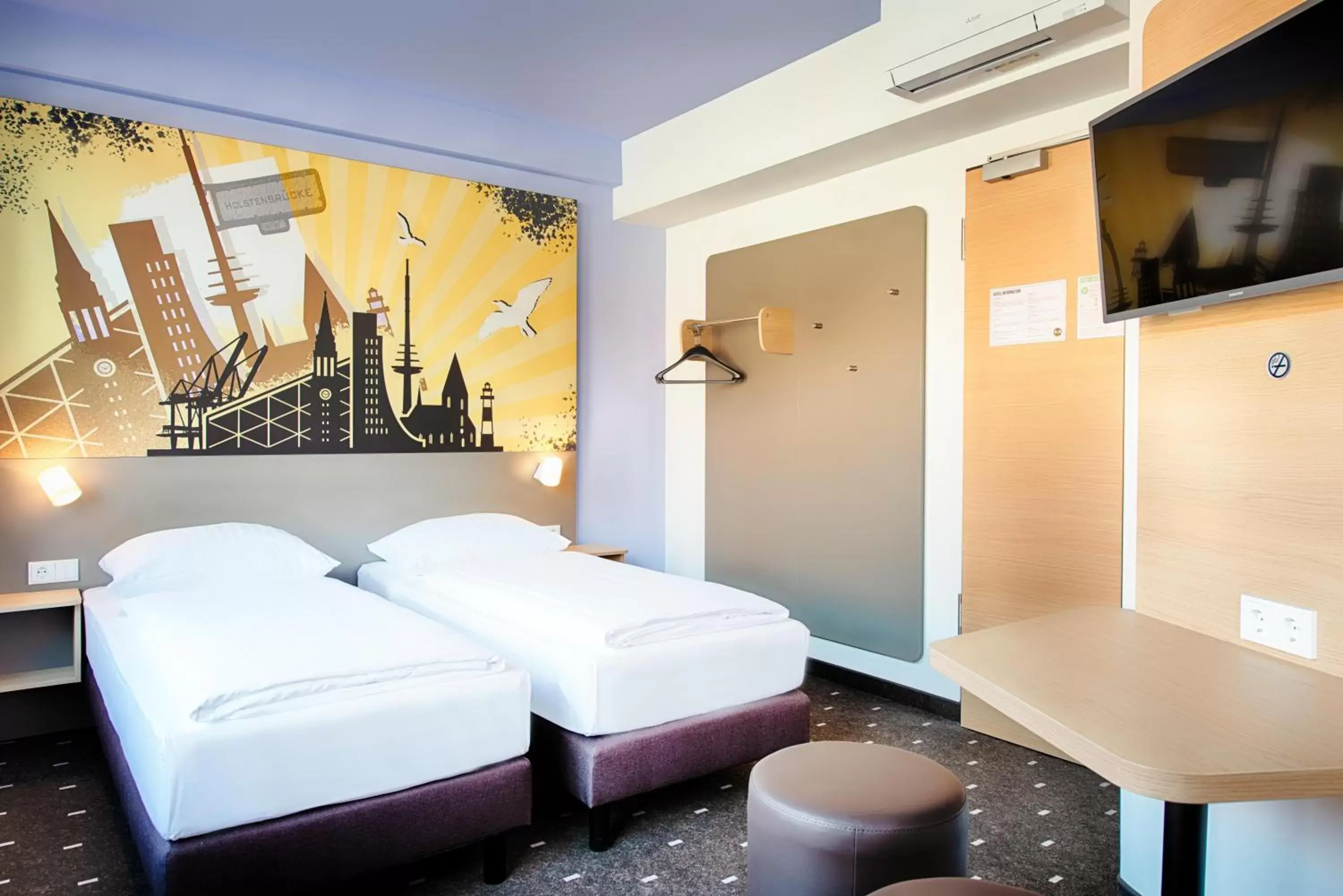 Photo of the whole room, Bed in B&B Hotel Kiel-Holstenbrücke