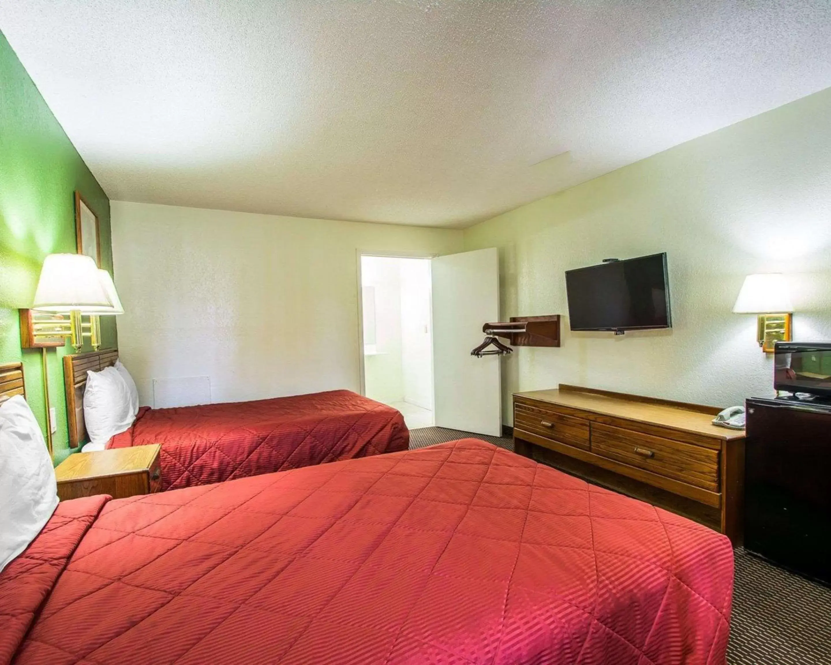 Photo of the whole room, Bed in Rodeway Inn Fort Pierce I-95