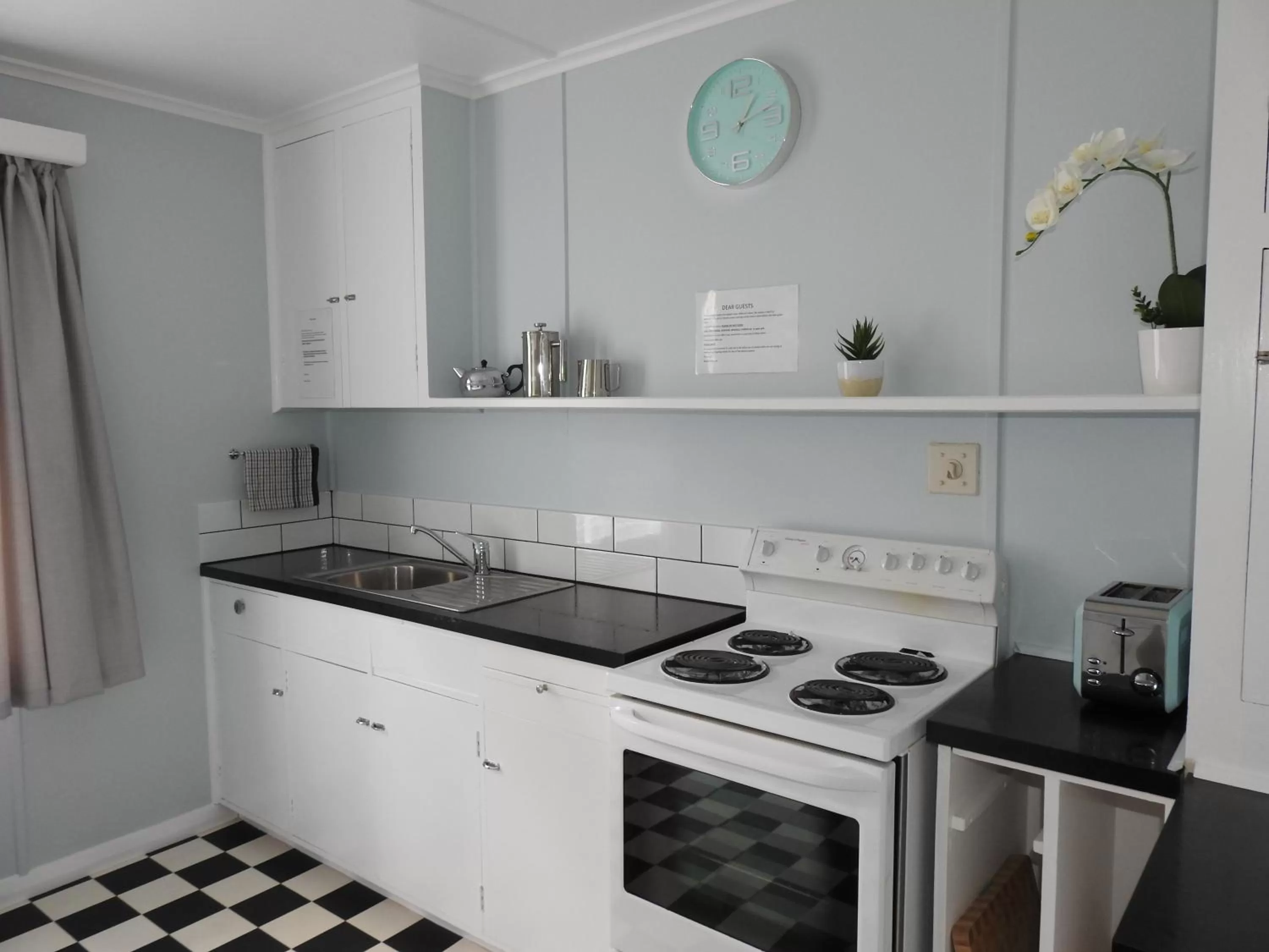 Kitchen or kitchenette in Gardner Court Motel