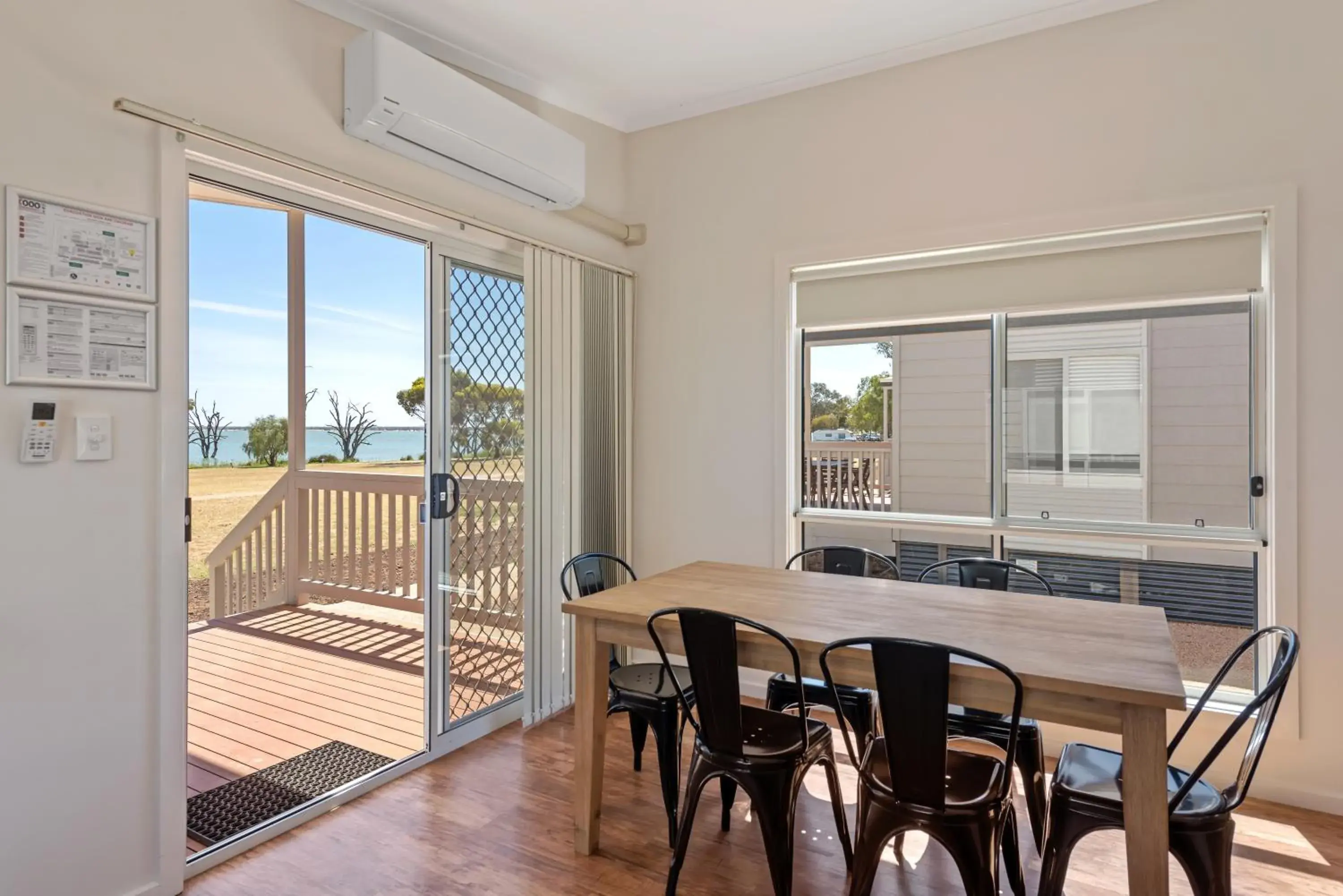 Dining area, Balcony/Terrace in Discovery Parks - Lake Bonney