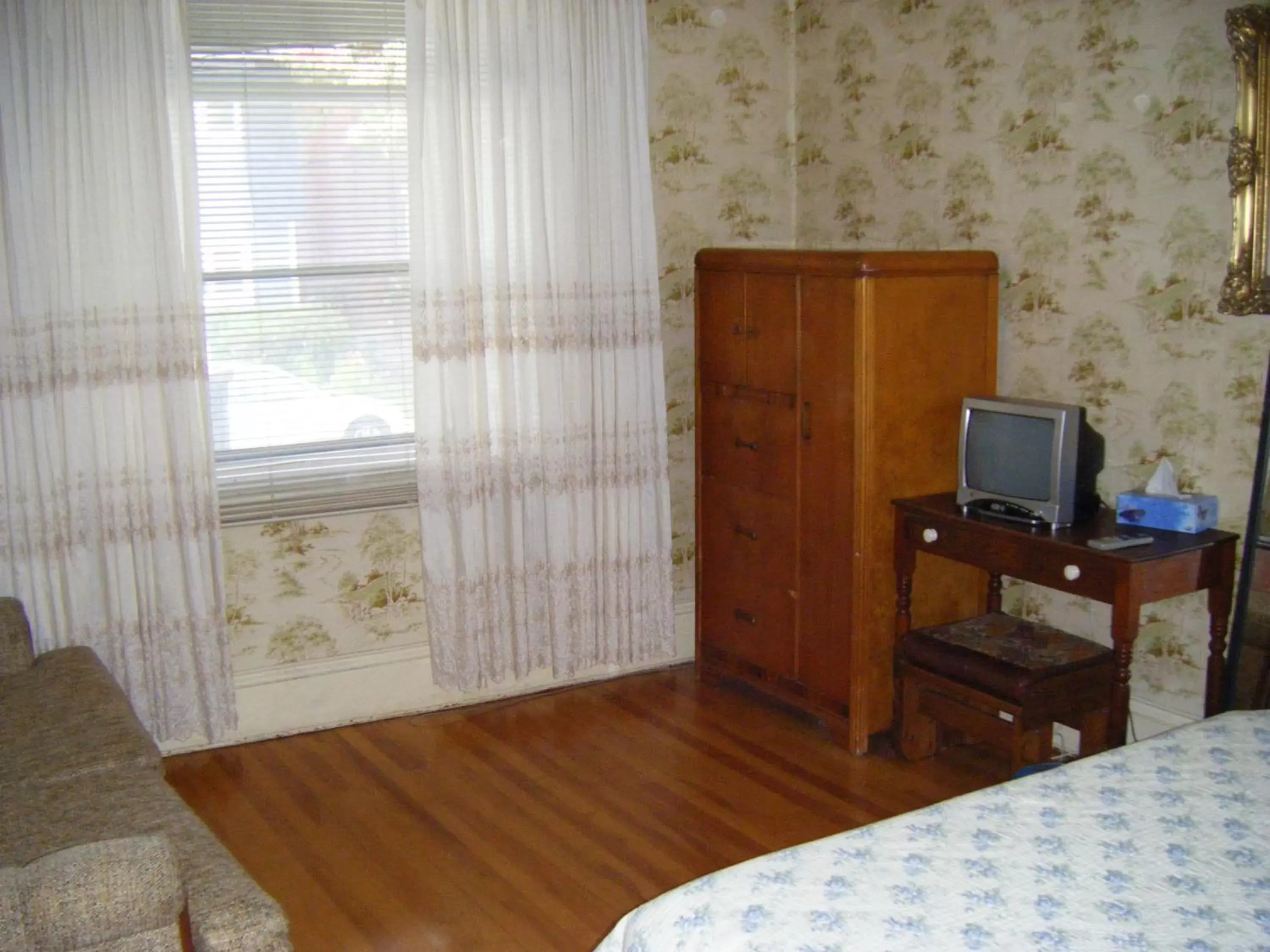 Bed, TV/Entertainment Center in Auberge des Arts Bed and Breakfast