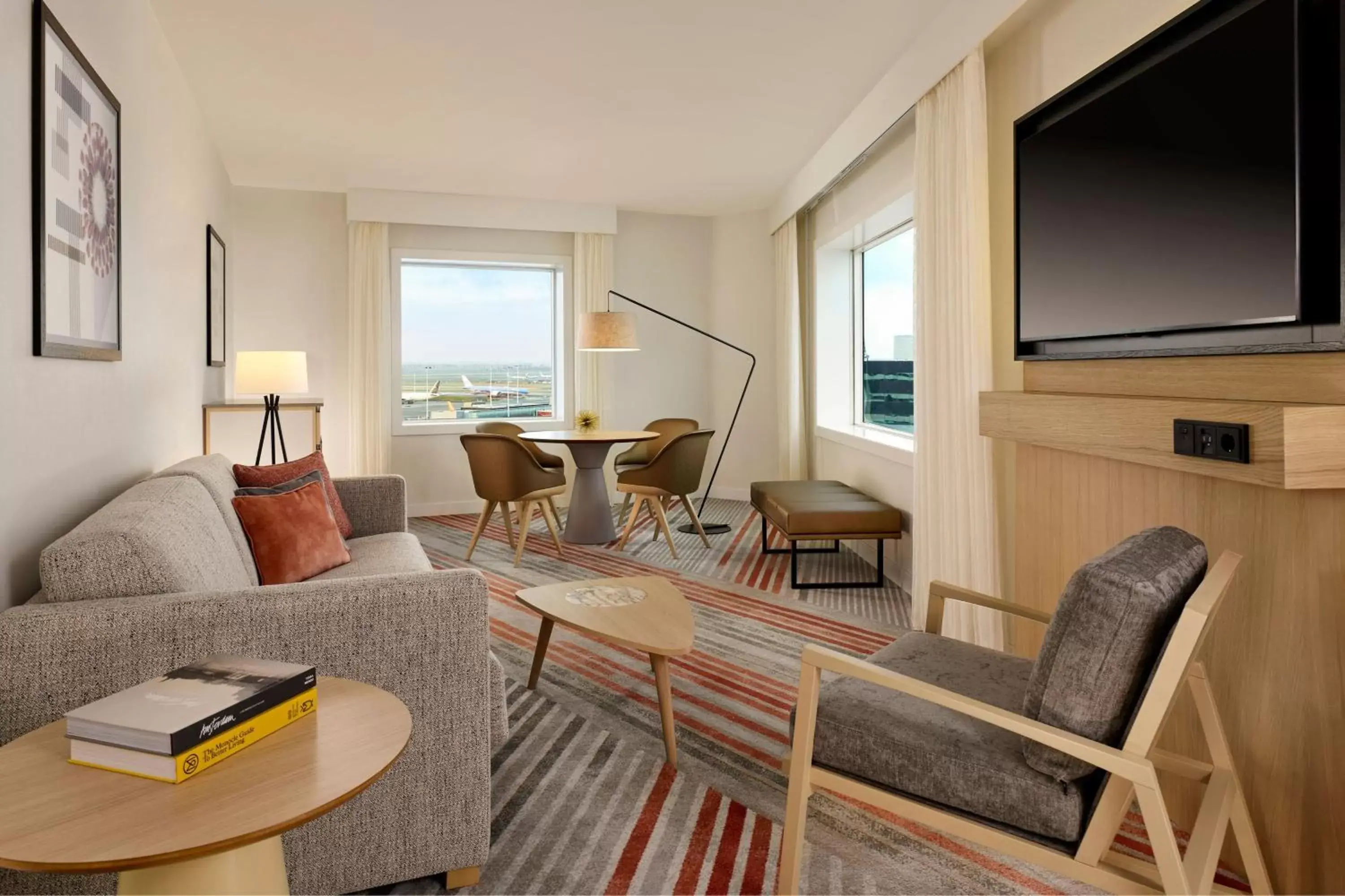 Living room, Seating Area in Sheraton Amsterdam Airport Hotel and Conference Center