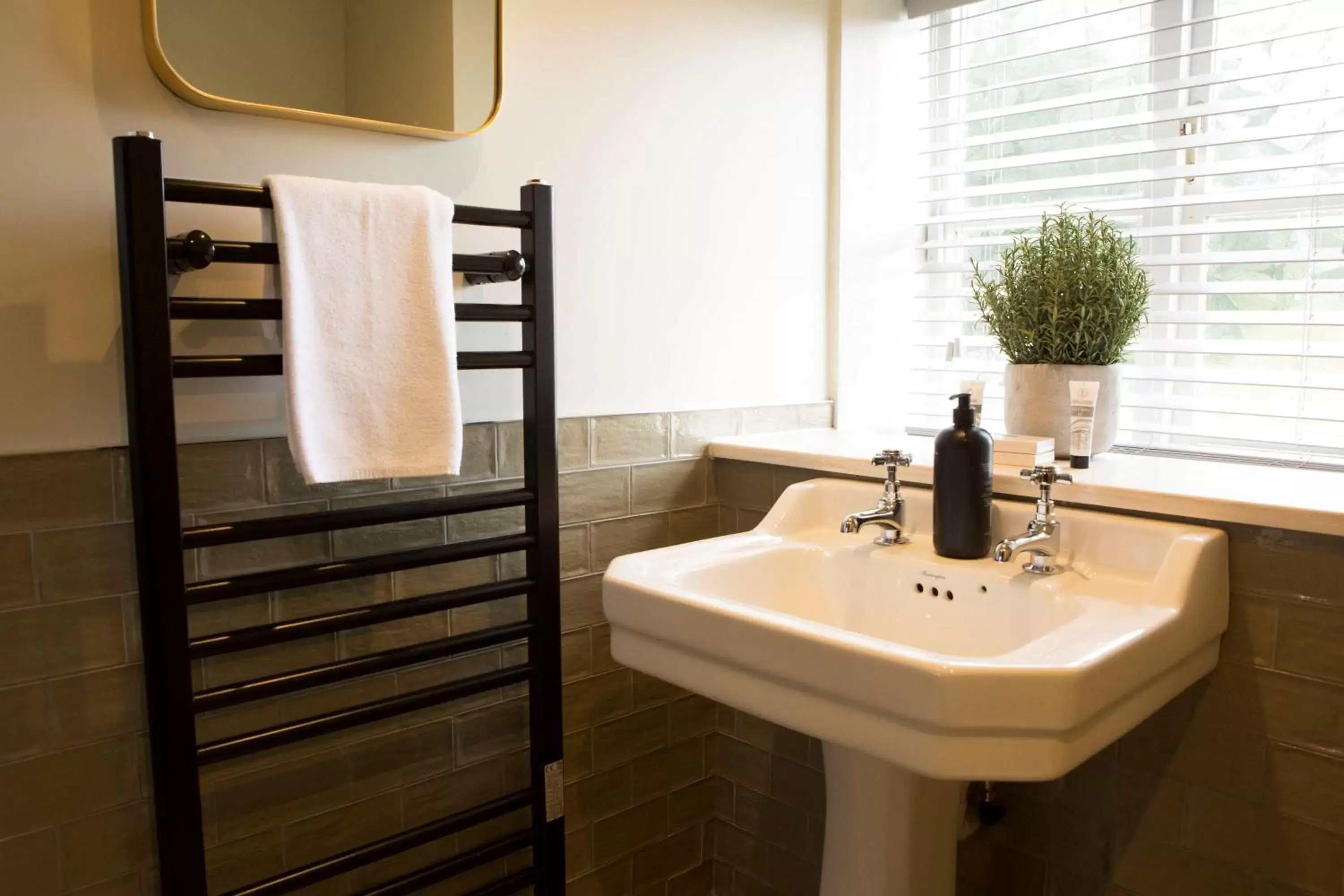 Bedroom, Bathroom in Alvanley Arms, Cotebrook