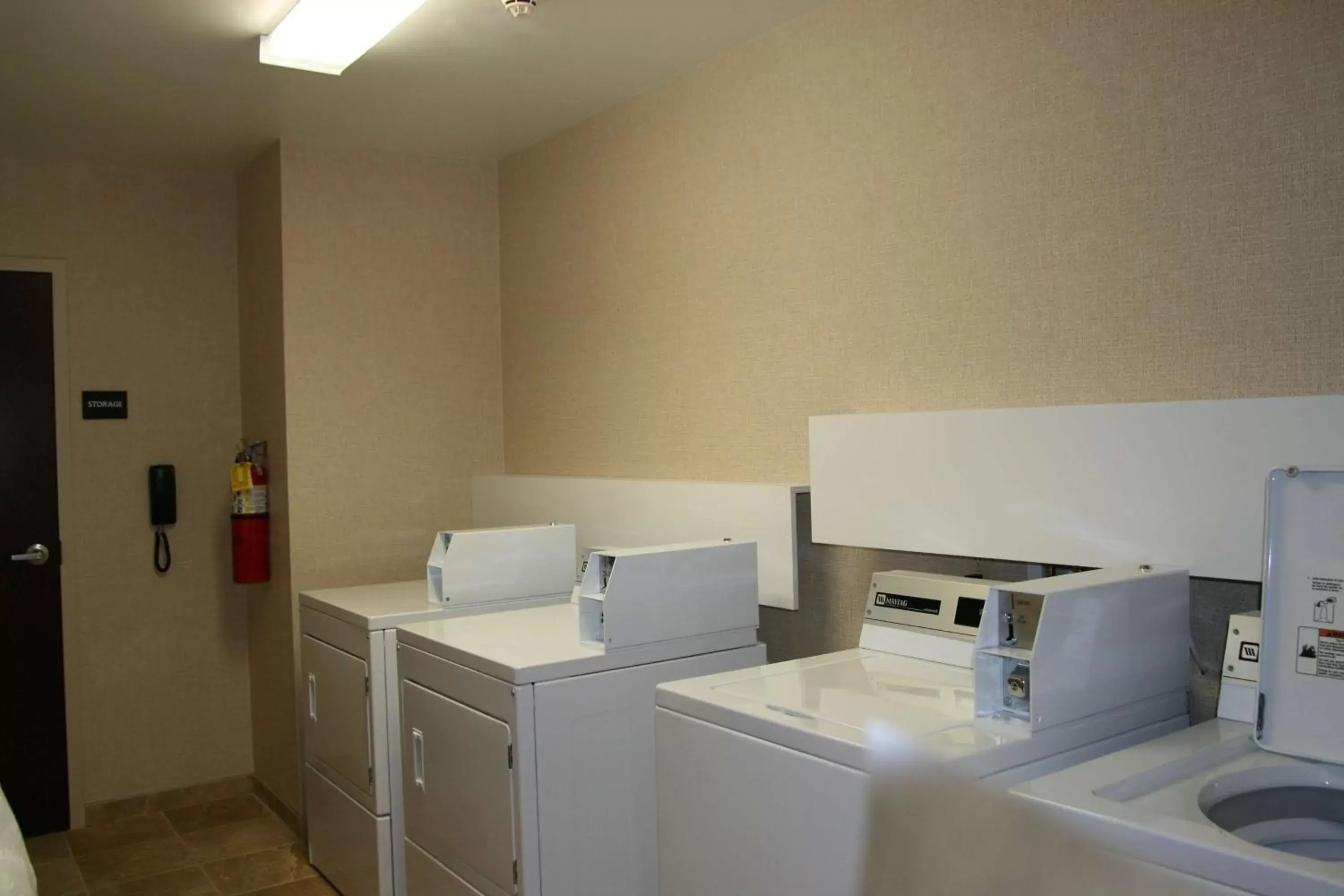 Property building, Kitchen/Kitchenette in Hampton Inn & Suites Cleveland-Mentor