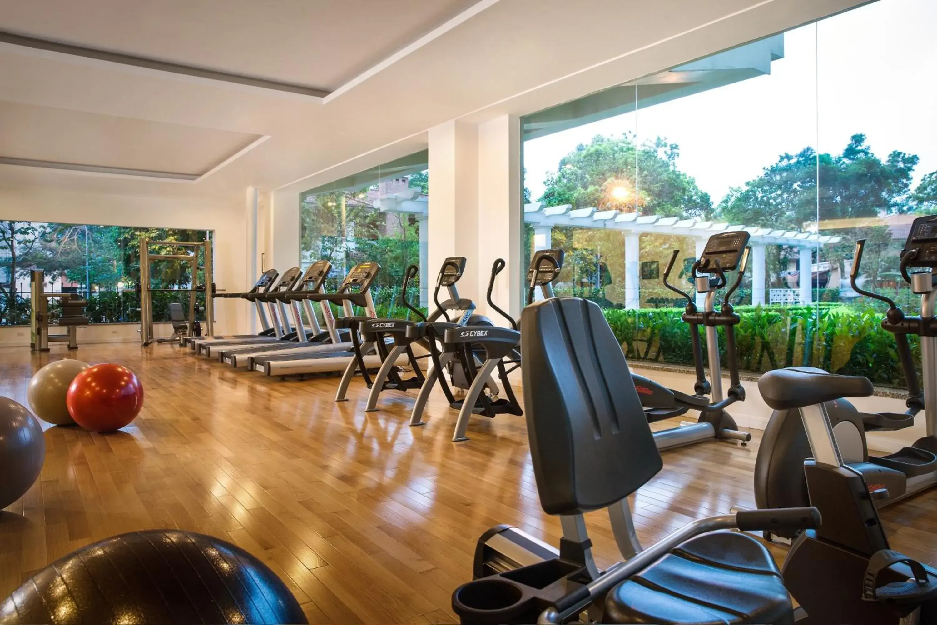 Fitness centre/facilities, Fitness Center/Facilities in Elegant Suites Westlake