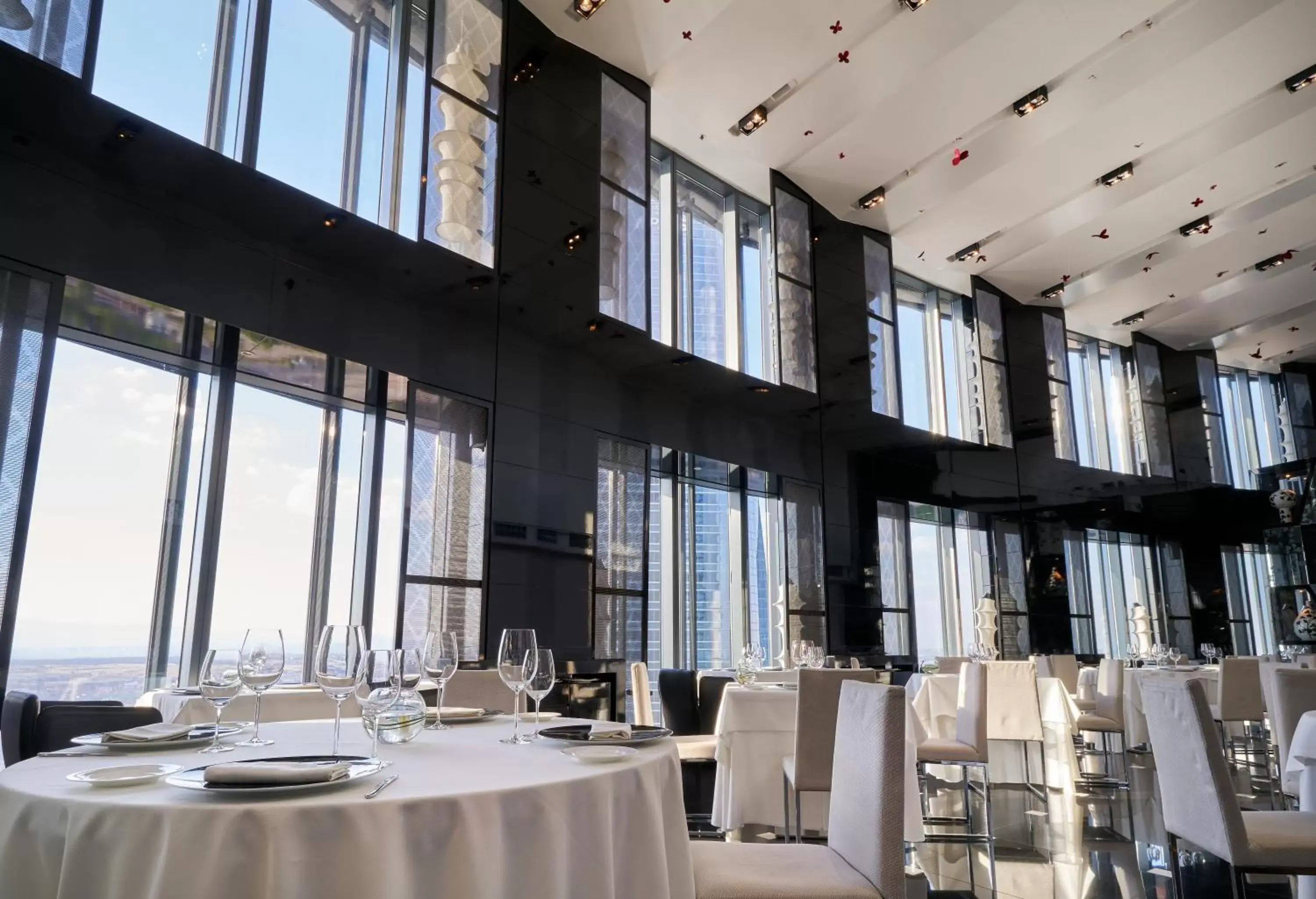 Restaurant/Places to Eat in Eurostars Madrid Tower
