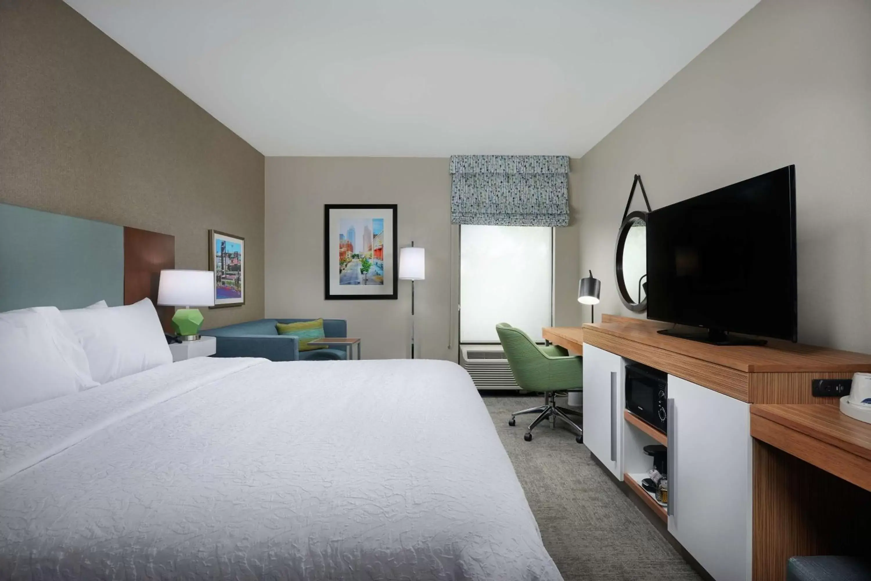 Bedroom, TV/Entertainment Center in Hampton Inn Louisville/I-65/Brooks Road