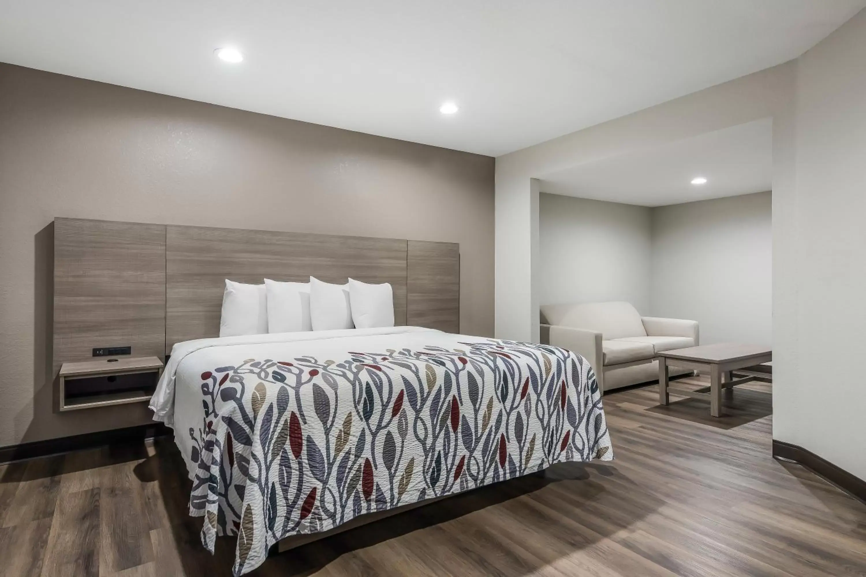Bedroom, Bed in Red Roof Inn & Suites Wildwood, FL