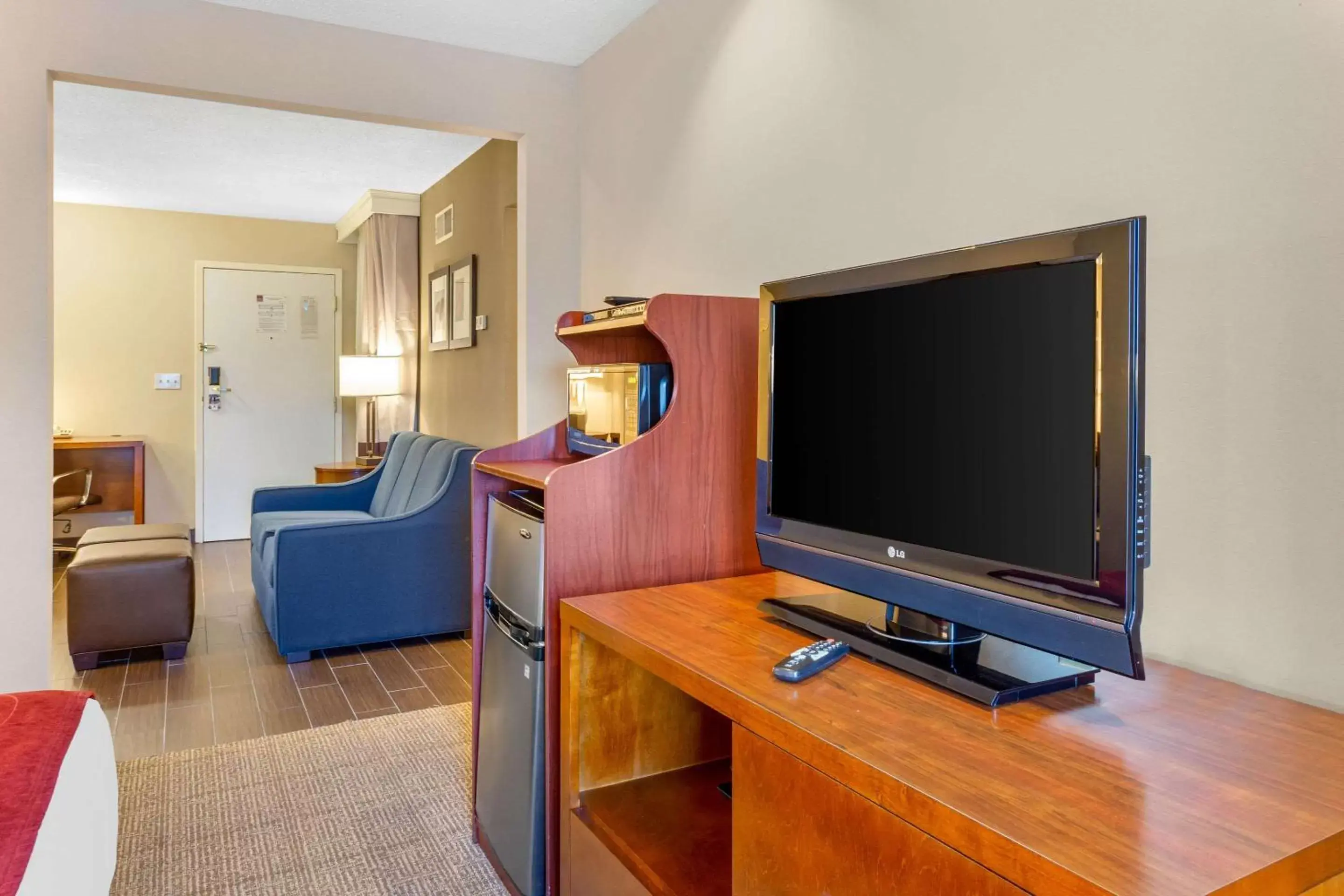 Bedroom, TV/Entertainment Center in Comfort Suites Oakbrook Terrace near Oakbrook Center