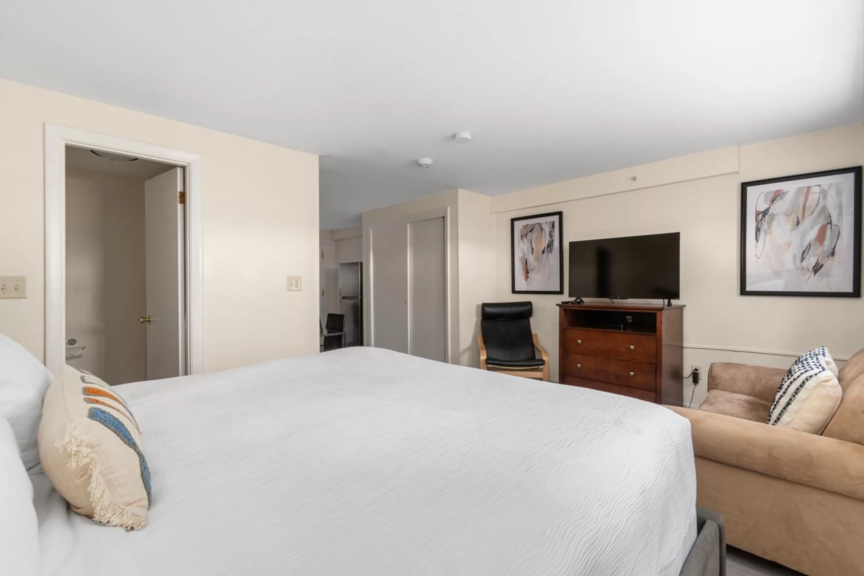 Bedroom, Bed in The Beverly