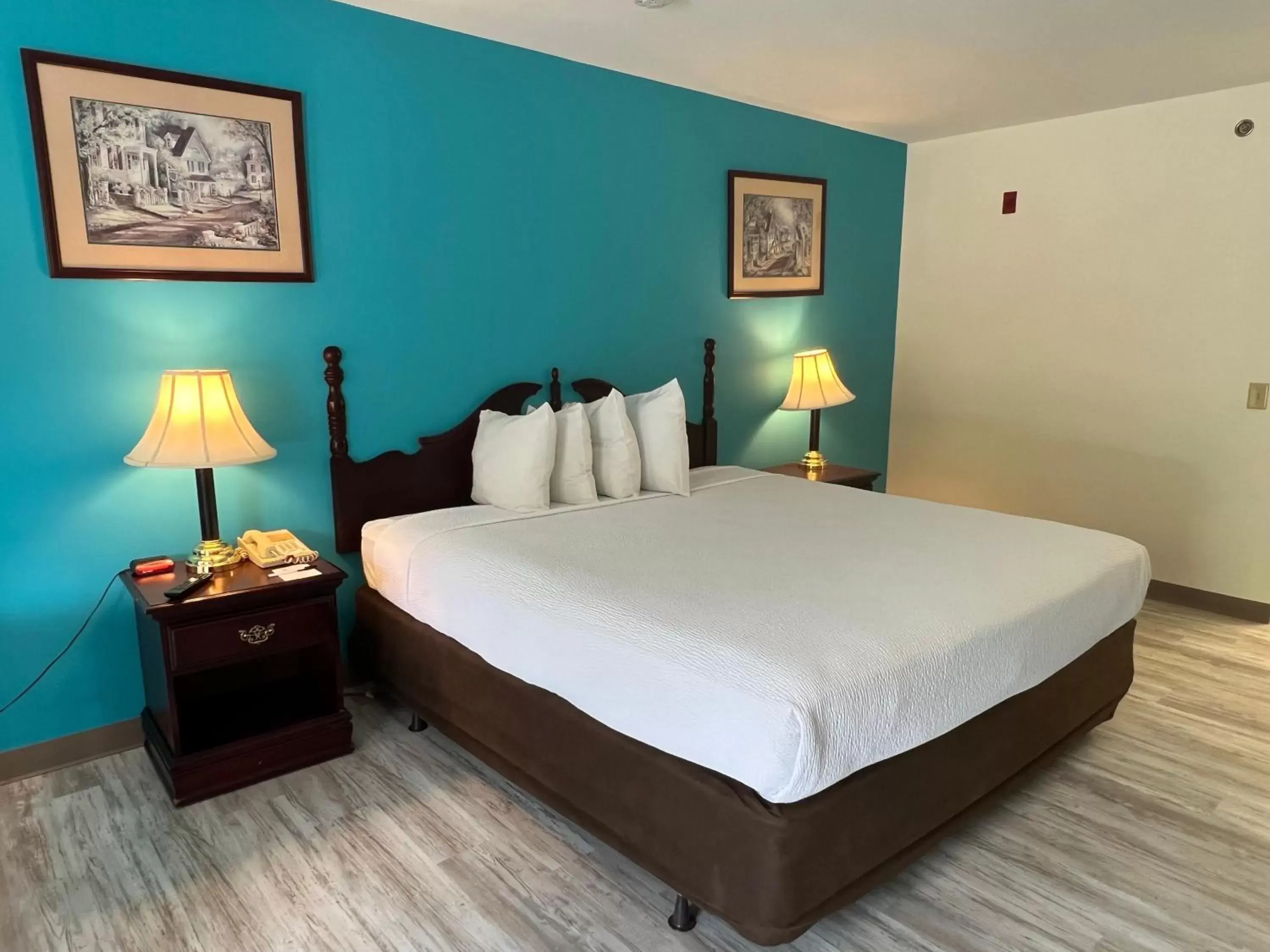 Bed in Hilltop Inn & Suites - North Stonington