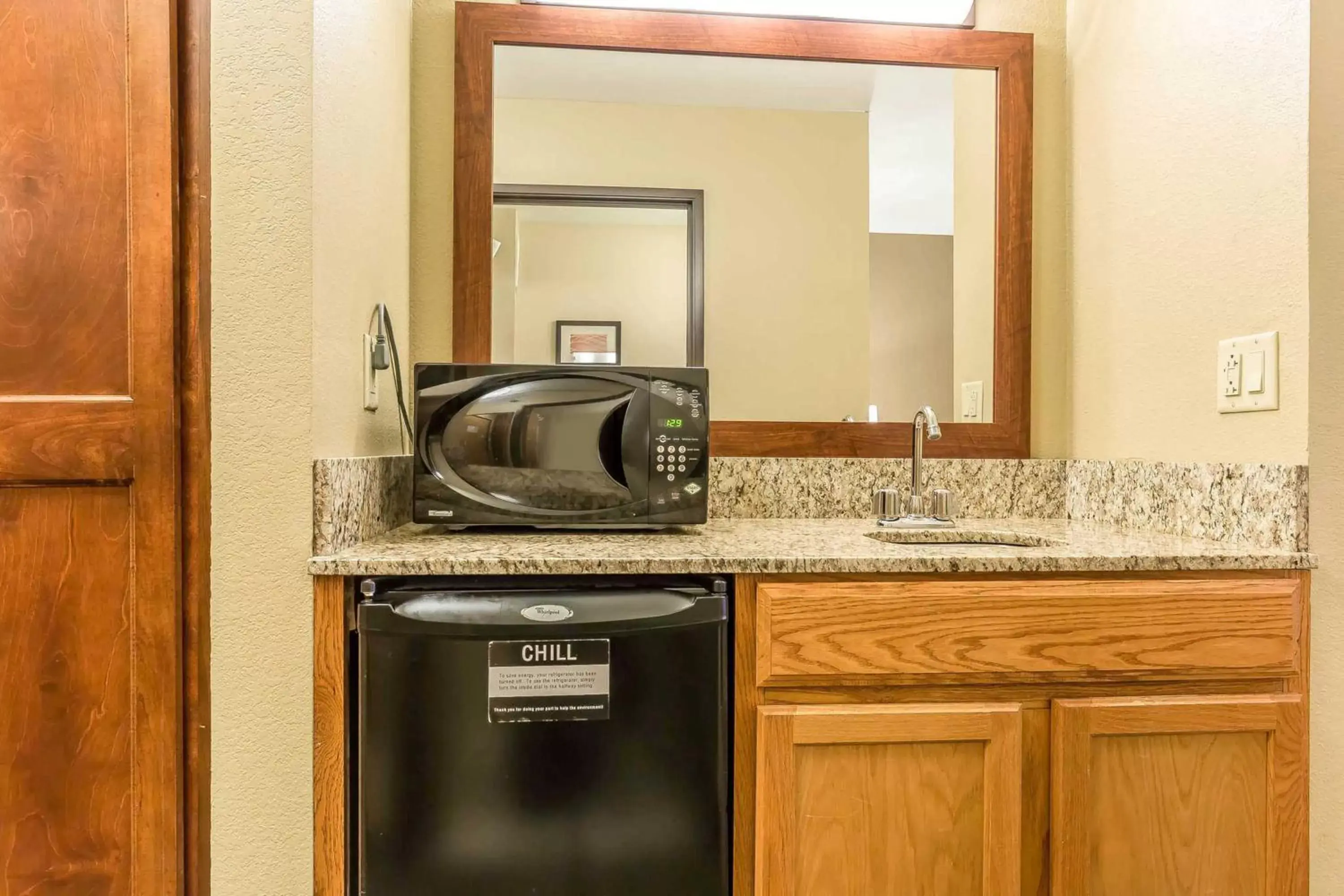 minibar, Kitchen/Kitchenette in Comfort Inn & Suites East Moline near I-80